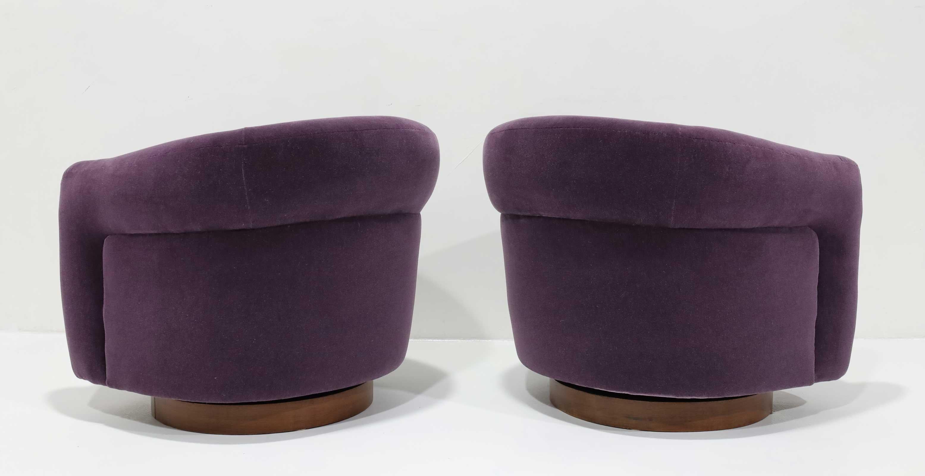 Pair of Milo Baughman Swivel Chairs in Maharam Mohair In Good Condition In Dallas, TX