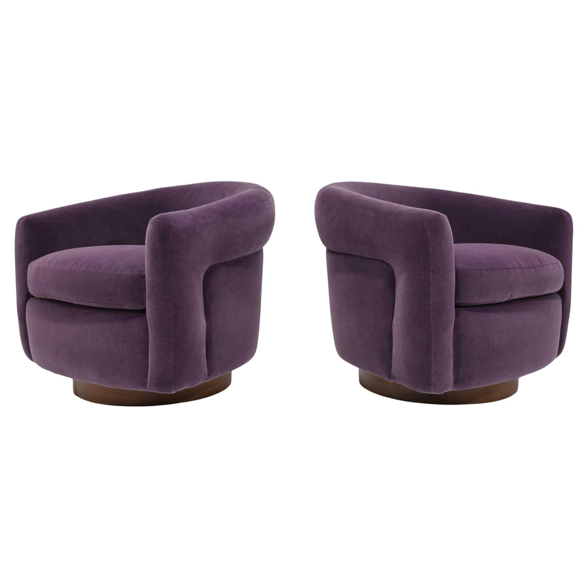 Paire de chaises pivotantes Milo Baughman en mohair Maharam