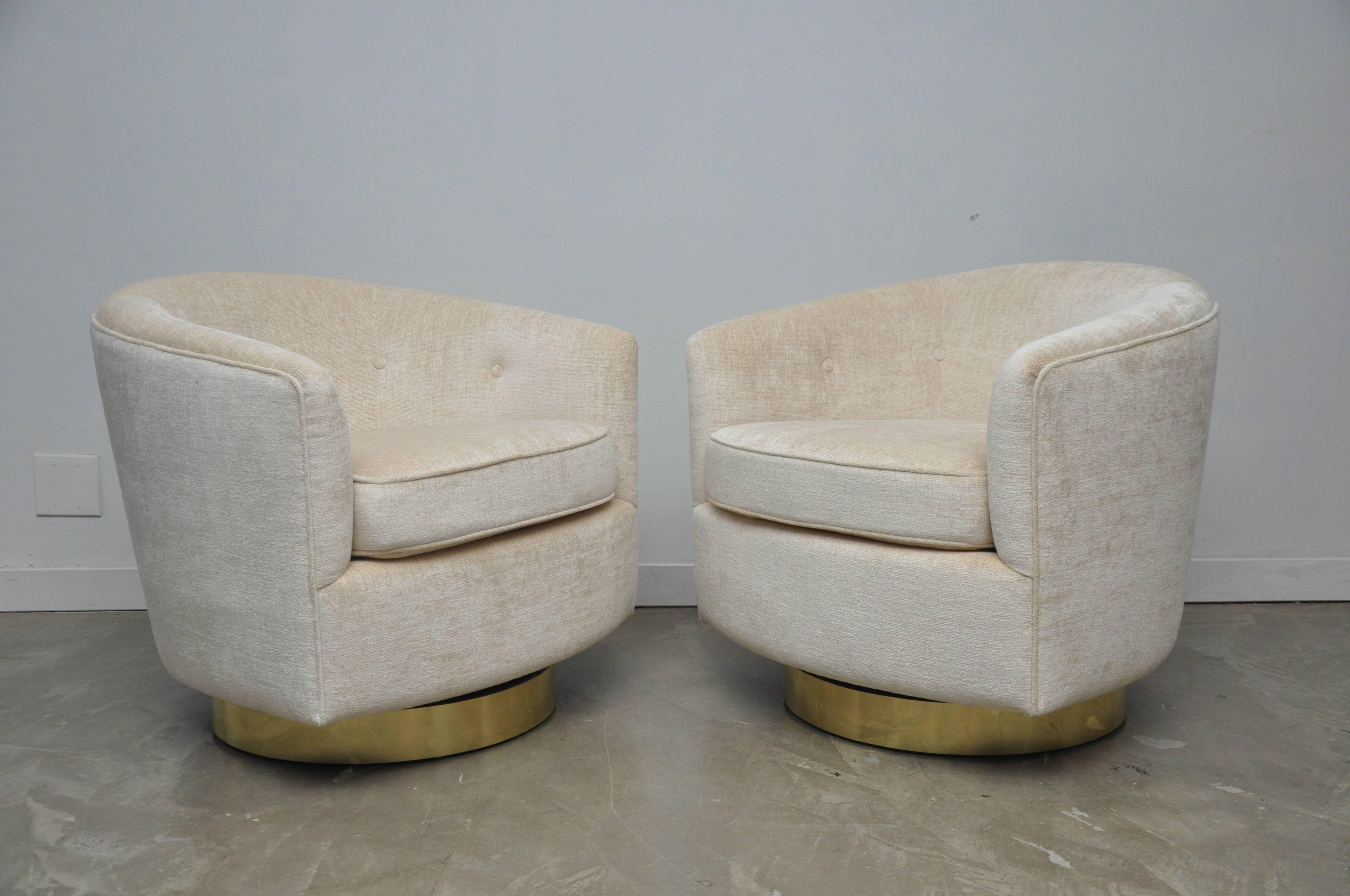 Pair of Milo Baughman Swivel Chairs on Brass Bases In Excellent Condition In Chicago, IL