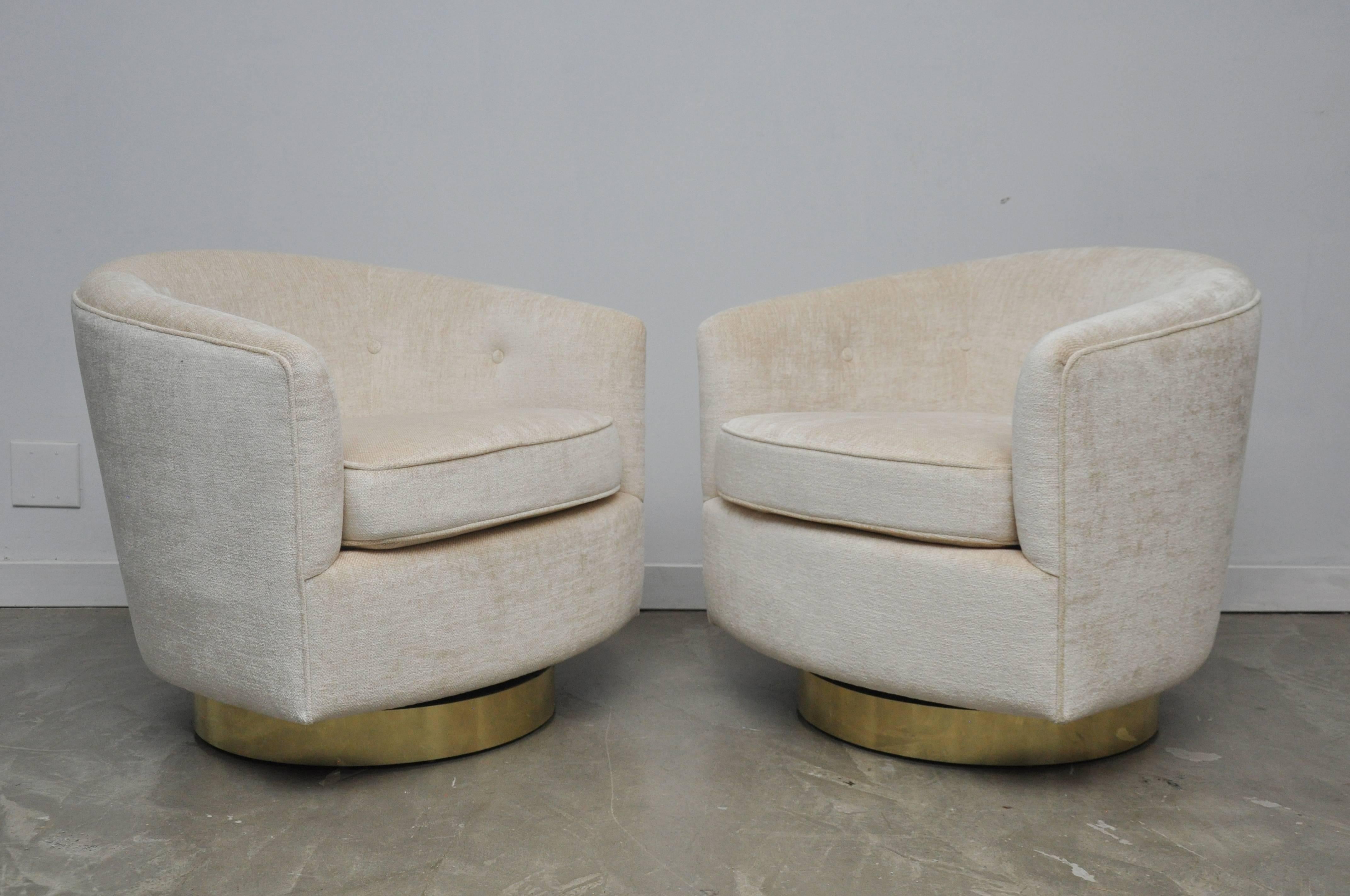 Mid-20th Century Pair of Milo Baughman Swivel Chairs on Brass Bases