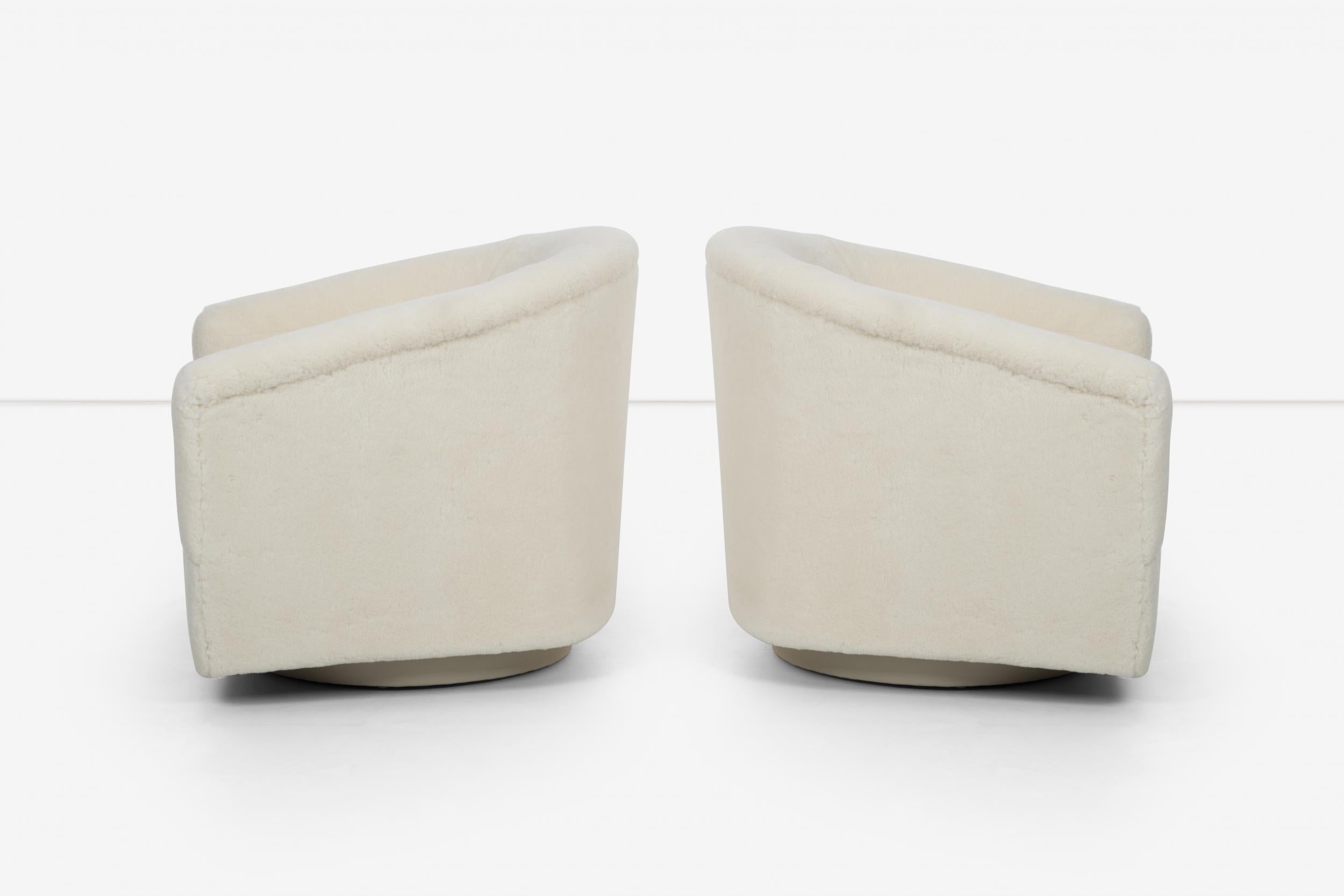 Appliqué Pair of Milo Baughman Swivel Lounge Chairs