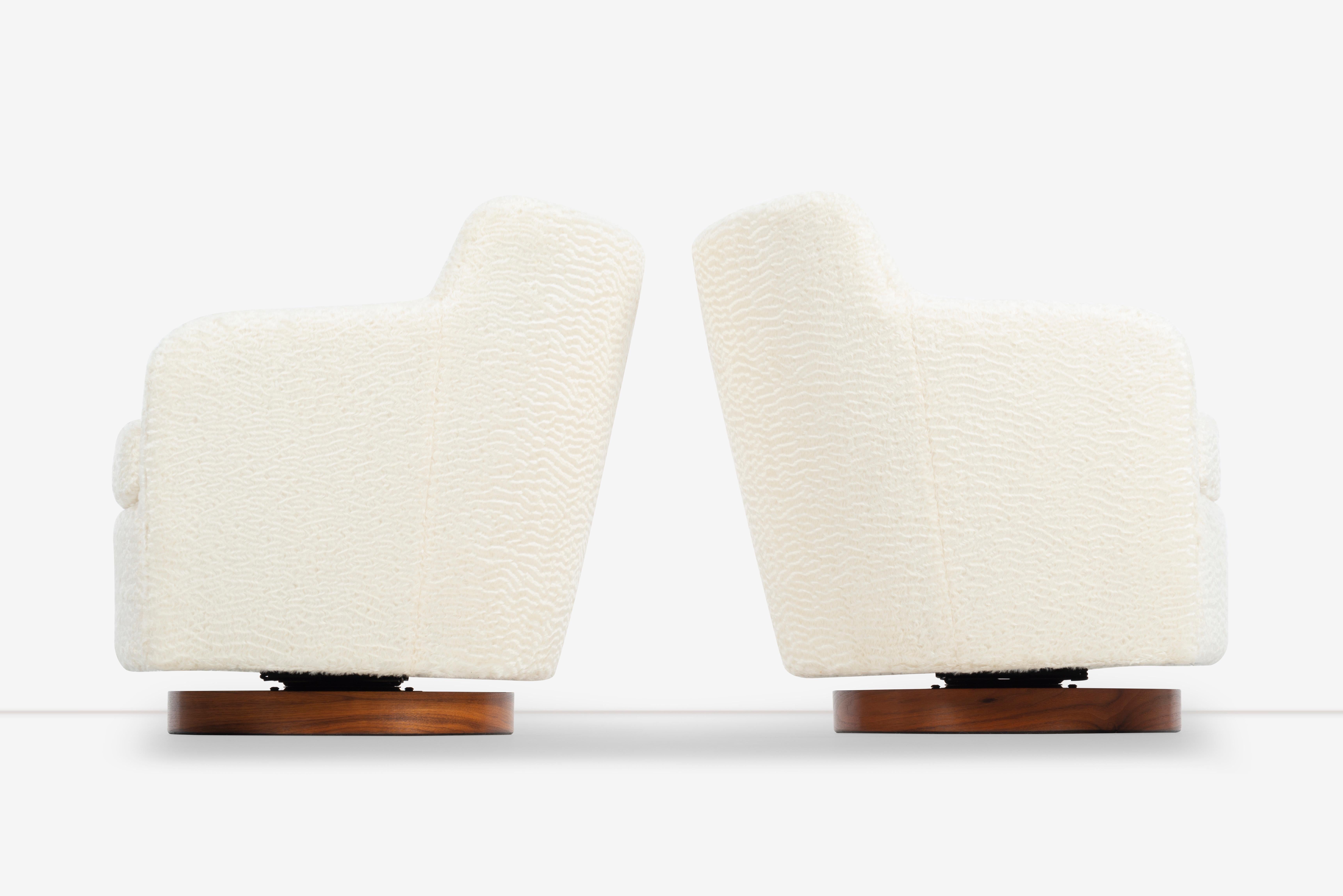 Late 20th Century Pair of Milo Baughman Swivel Lounge Chairs