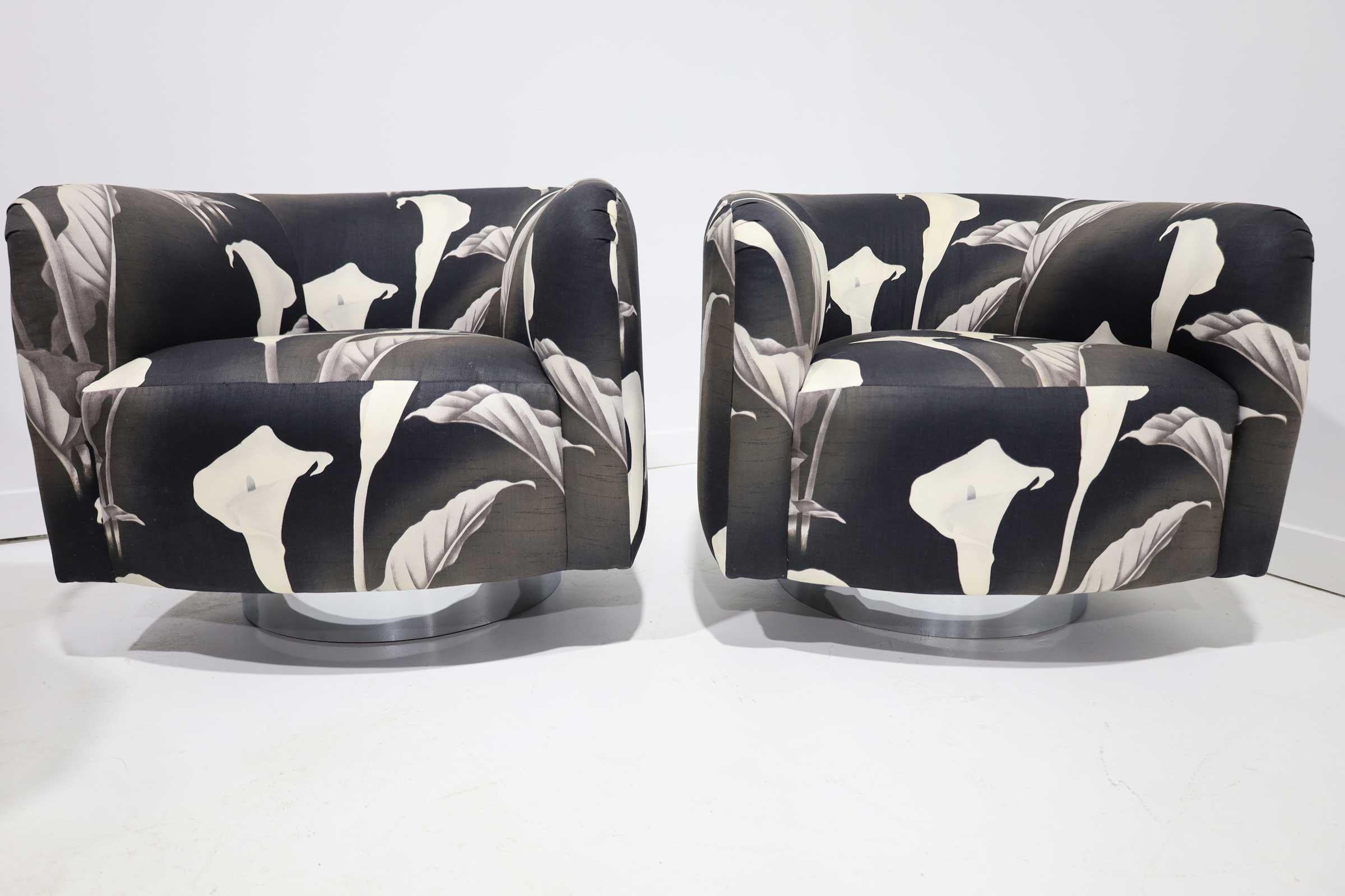 Mid-Century Modern Pair of Milo Baughman Swivel Lounge Chairs in Black and White
