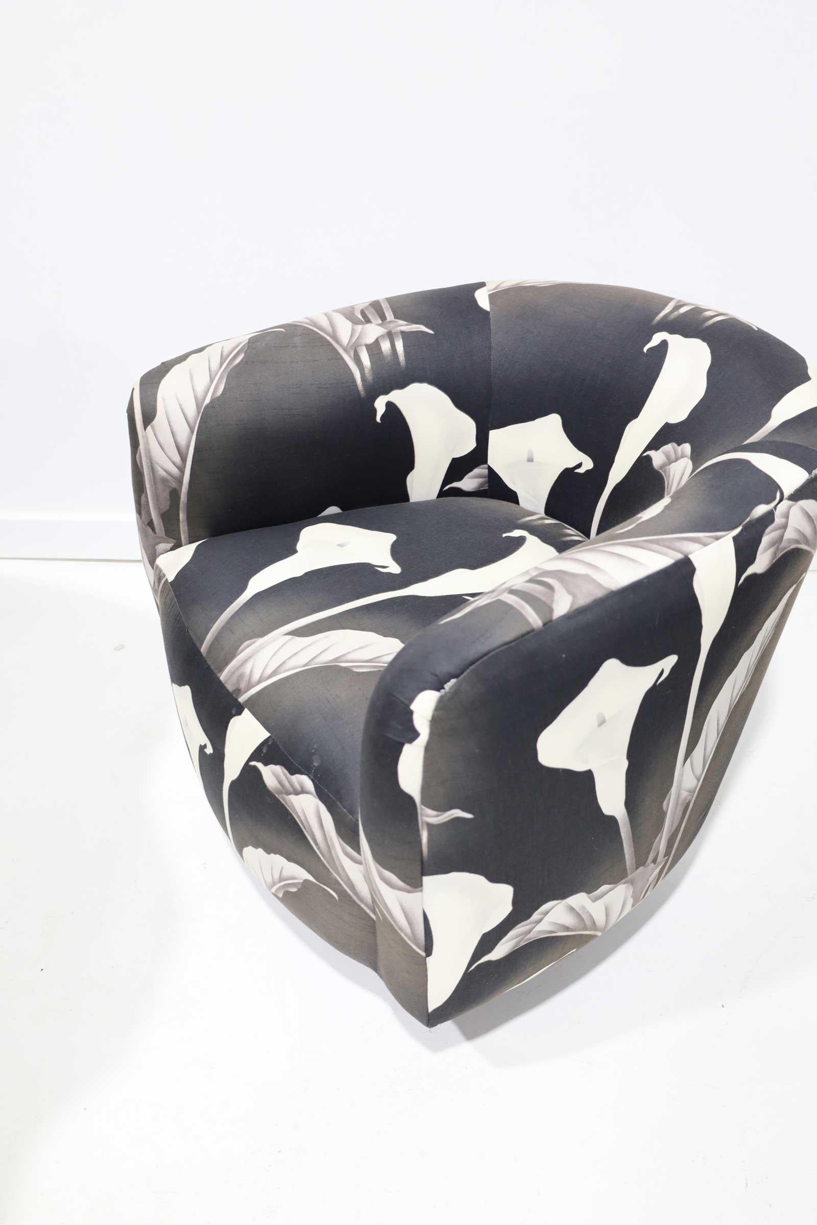 Upholstery Pair of Milo Baughman Swivel Lounge Chairs in Black and White