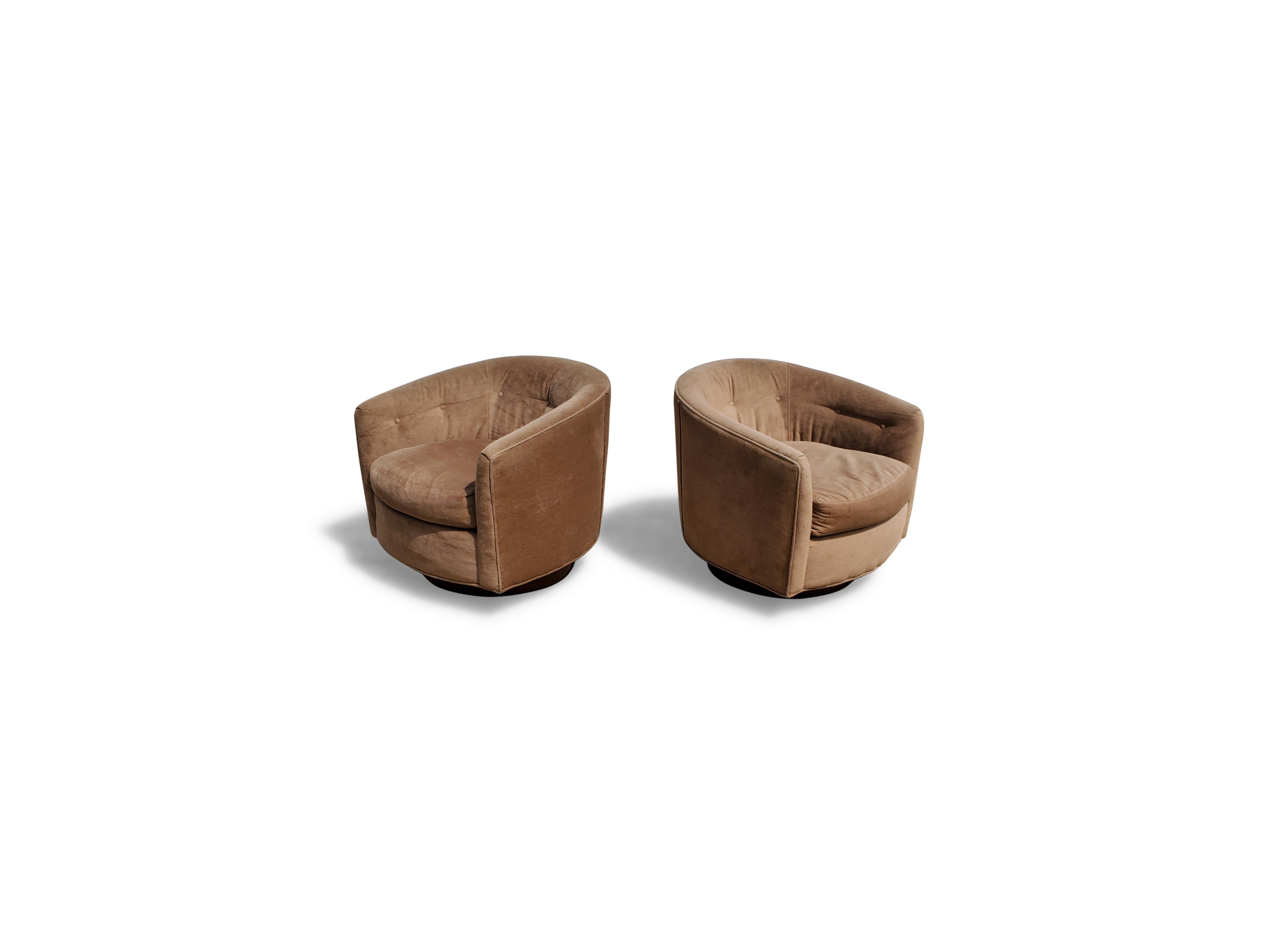 Mid-Century Modern Pair of Milo Baughman Swivel and Tilt Lounge Chairs