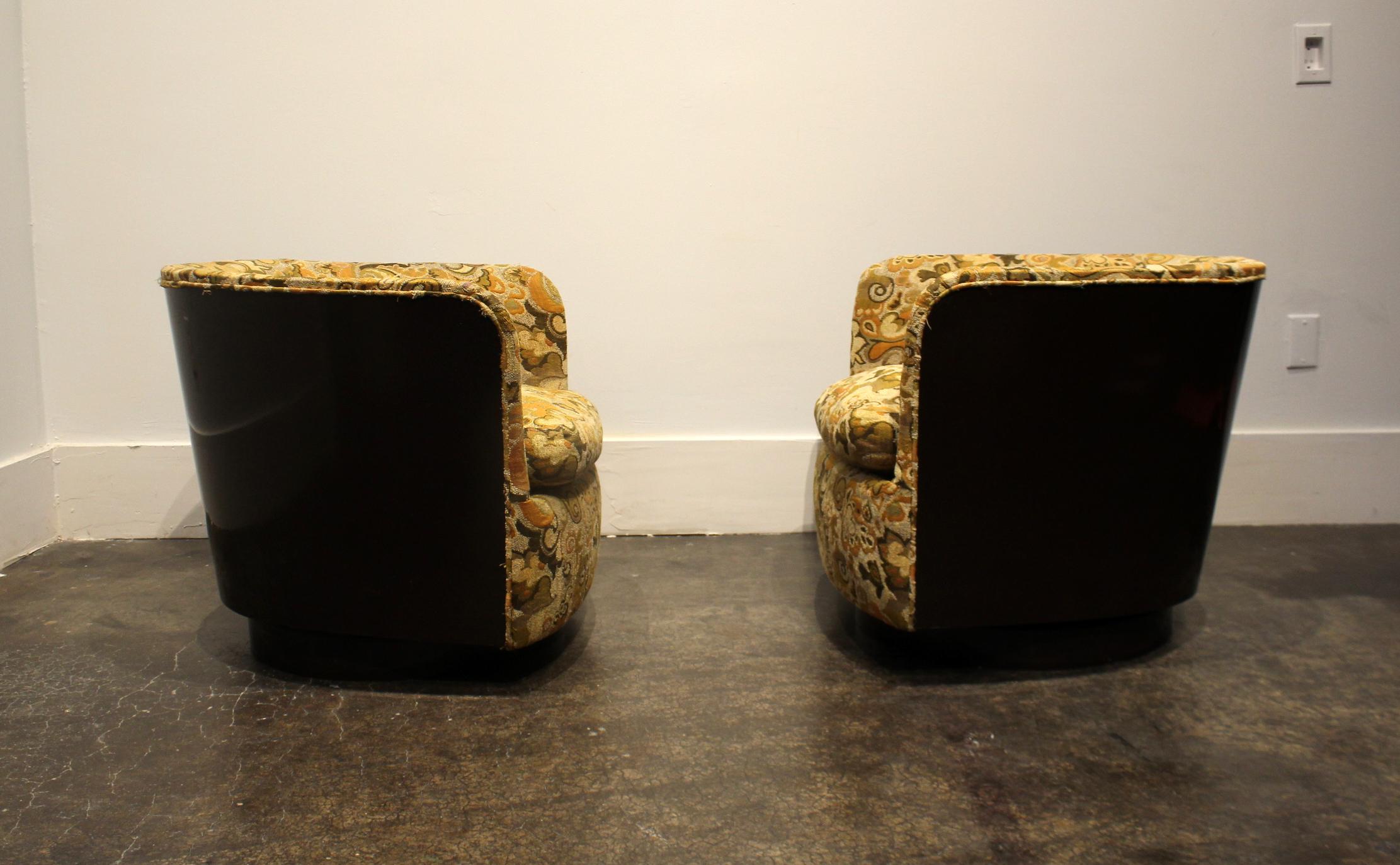 Mid-Century Modern Pair of Milo Baughman Swivel Tub Chairs with Brown Laminate and Original Fabric For Sale