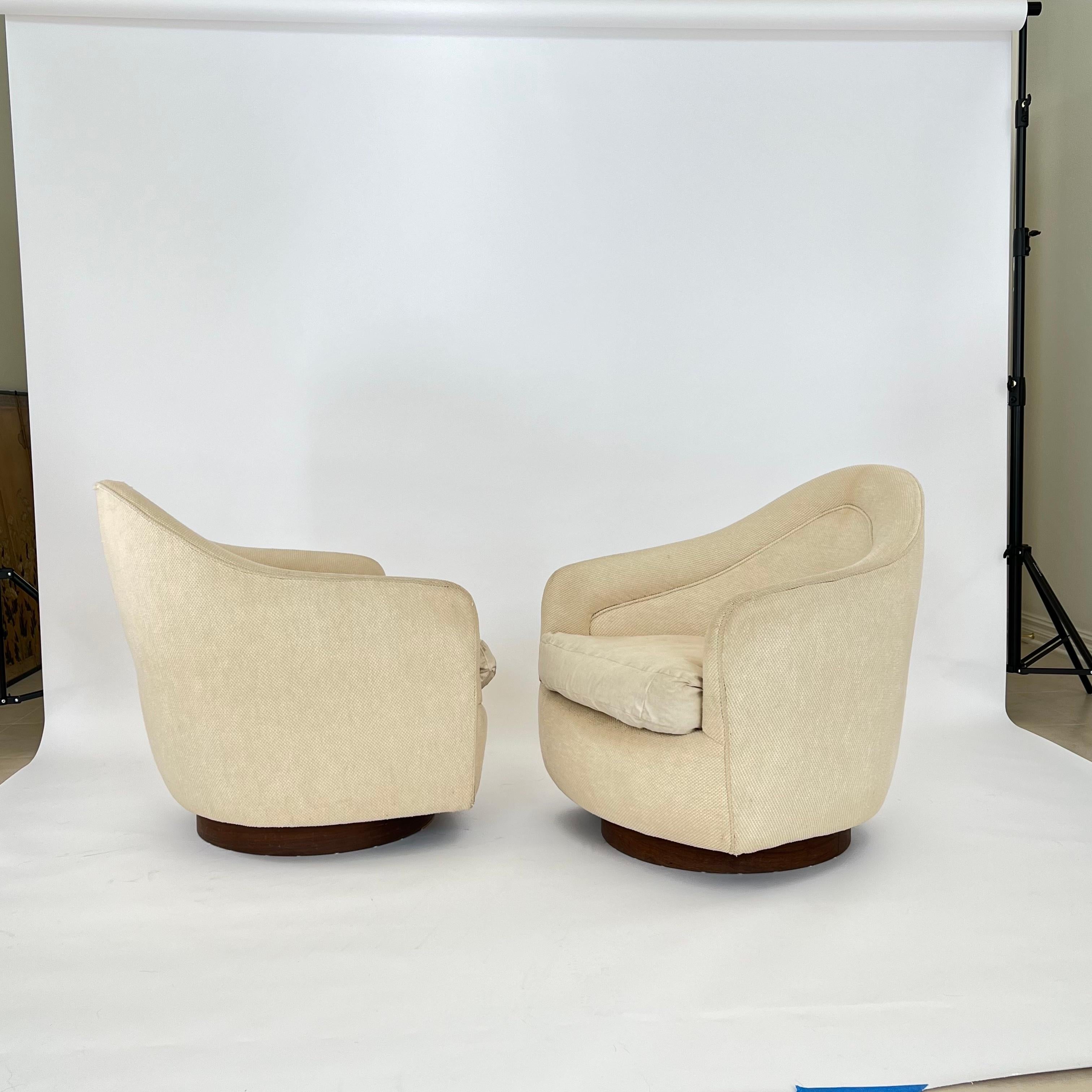 Mid-Century Modern Pair of Milo Baughman Teardrop Swivel/Tilt Chairs For Sale