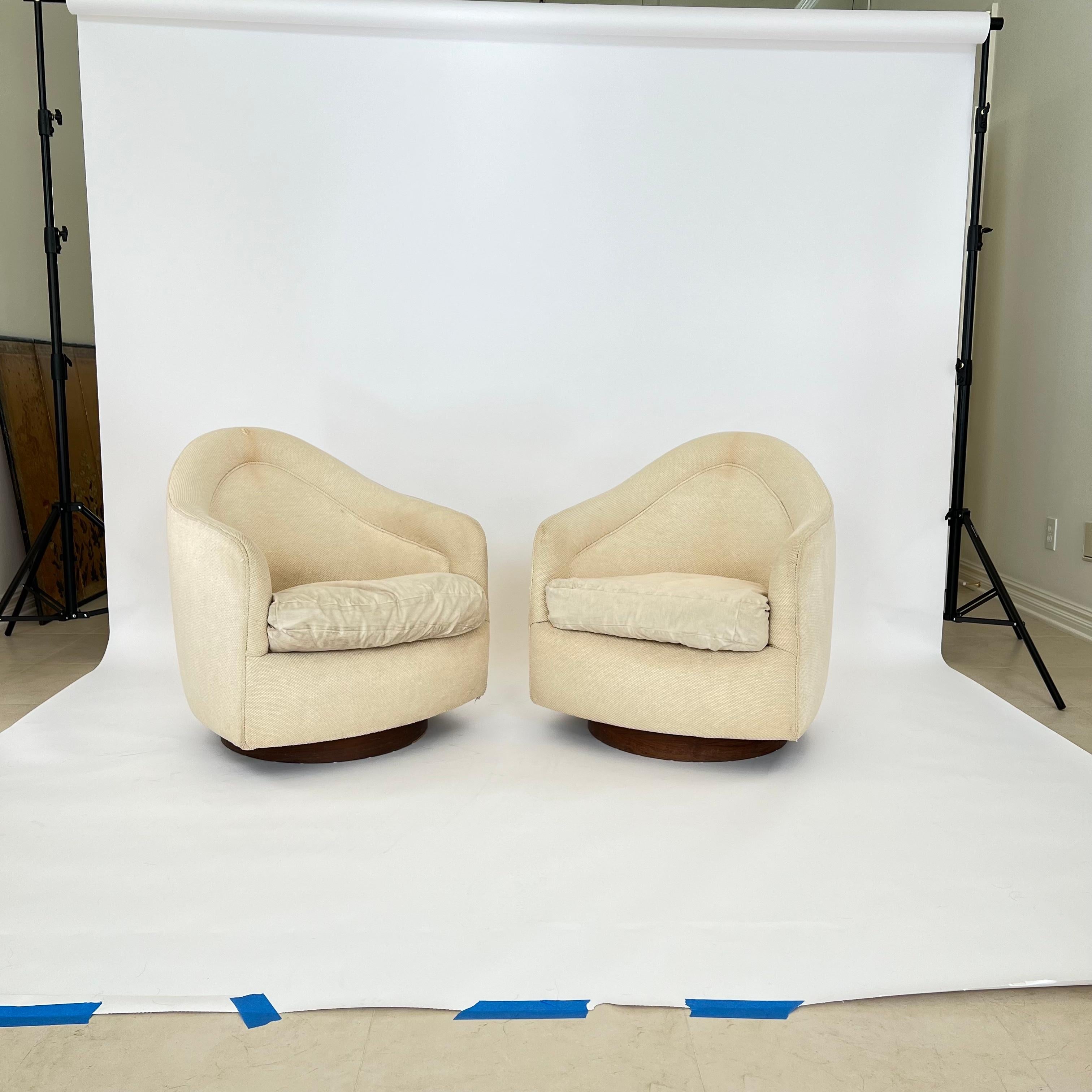 Pair of Milo Baughman Teardrop Swivel/Tilt Chairs In Good Condition For Sale In Dallas, TX