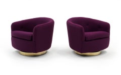 Paire de fauteuils Club Lounge Milo Baughman:: base en laiton:: tissu violet