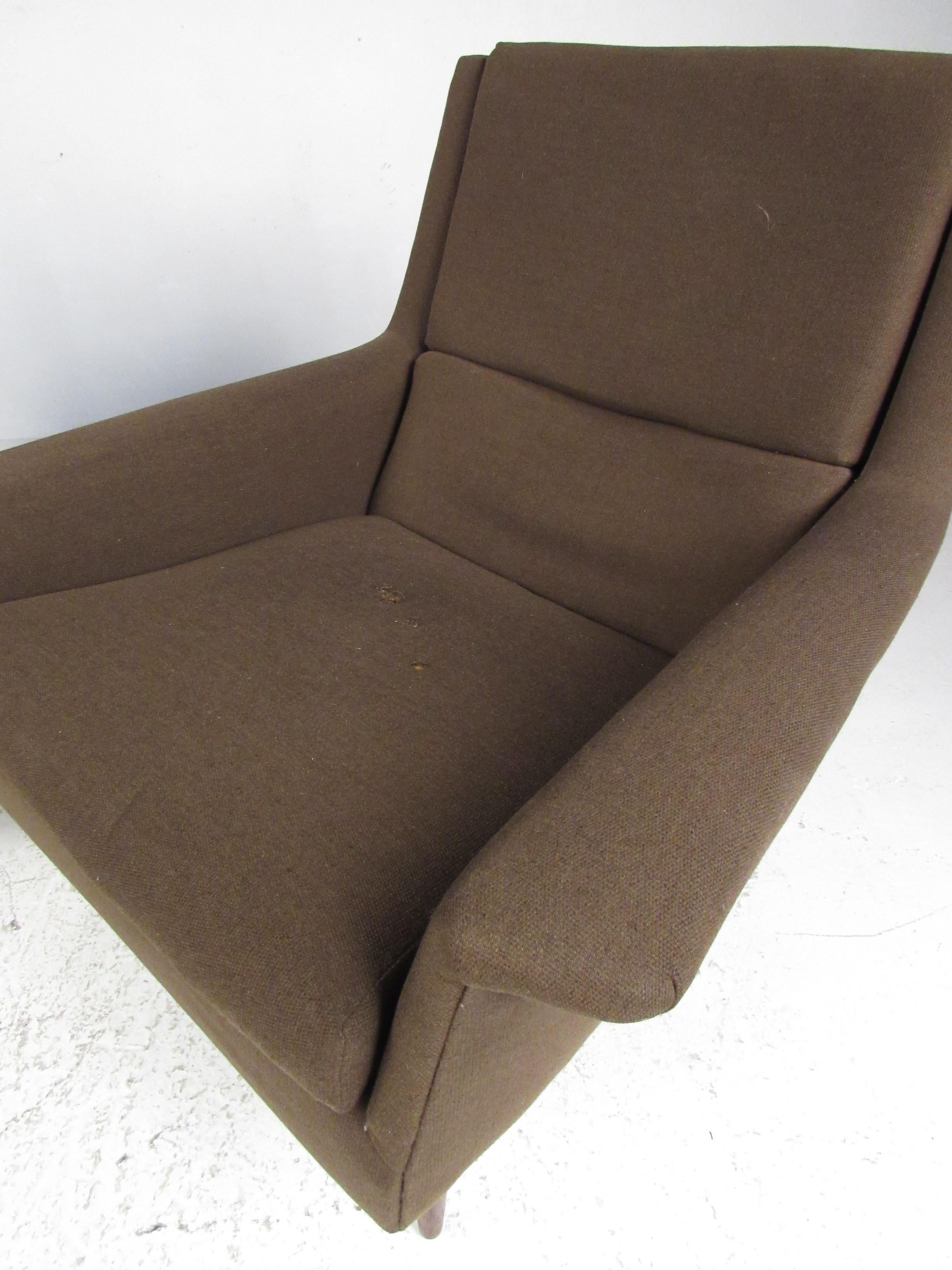 Pair of Milo Baughman Upholstered Lounge Chairs For Sale 4