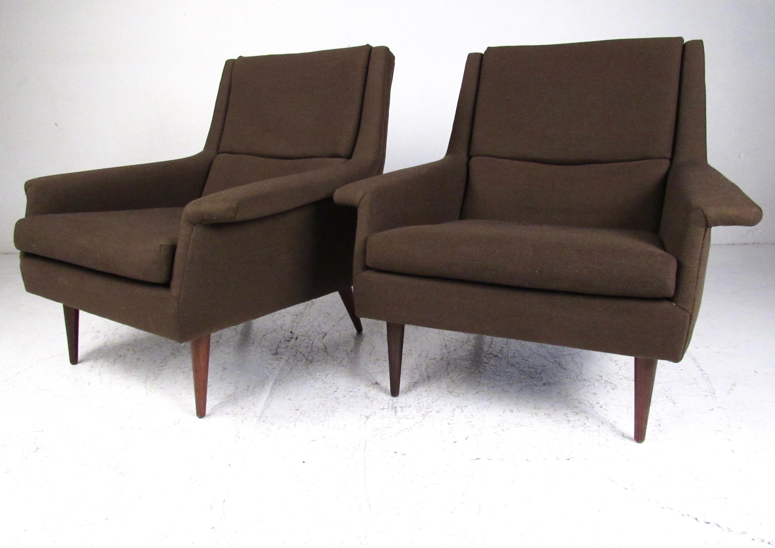 Mid-Century Modern Pair of Milo Baughman Upholstered Lounge Chairs For Sale