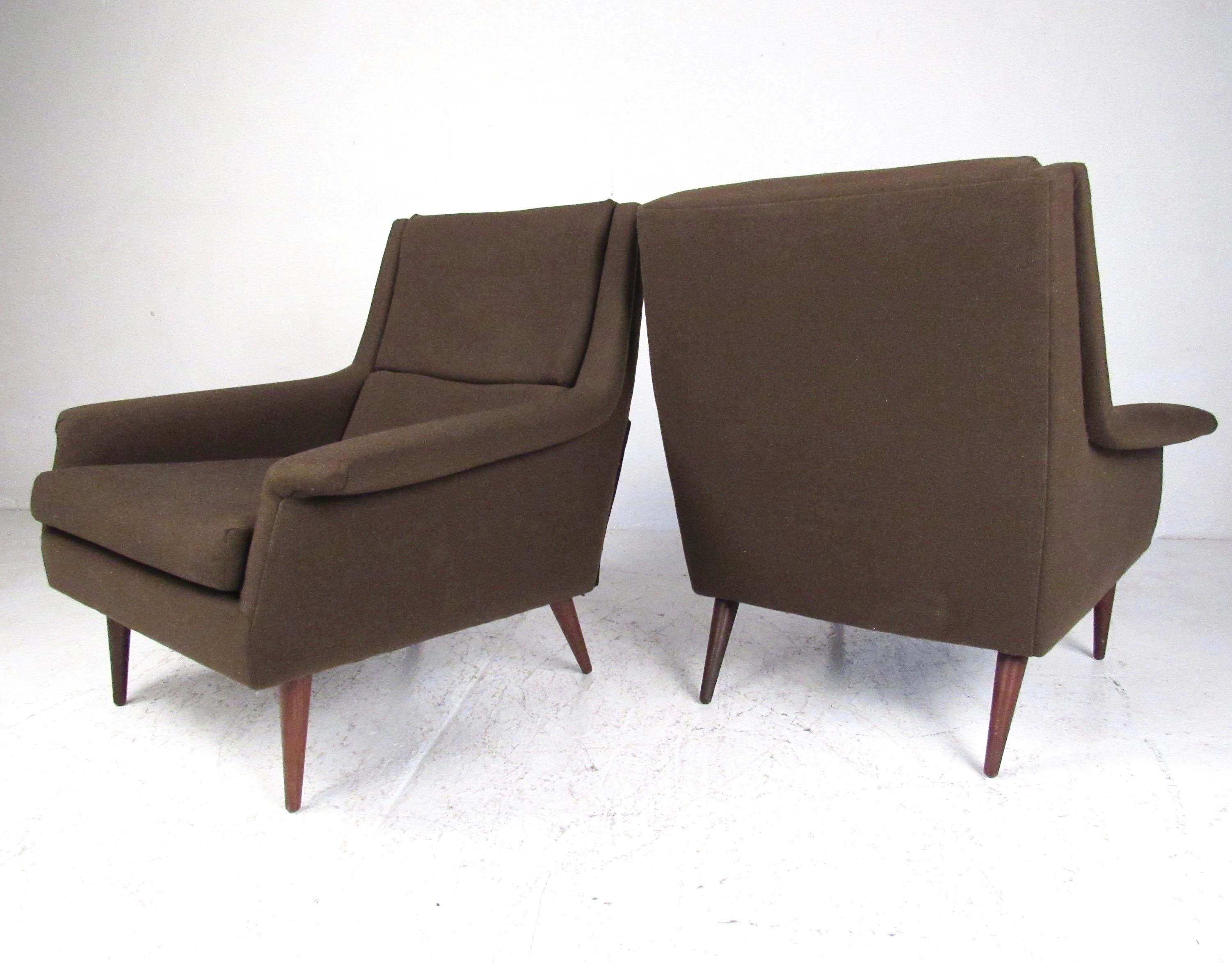 American Pair of Milo Baughman Upholstered Lounge Chairs For Sale