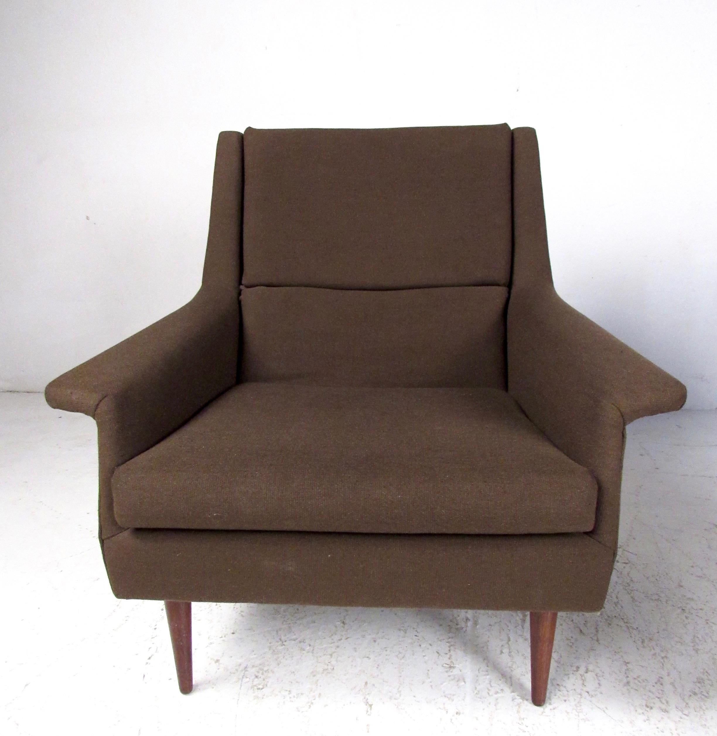Mid-20th Century Pair of Milo Baughman Upholstered Lounge Chairs For Sale