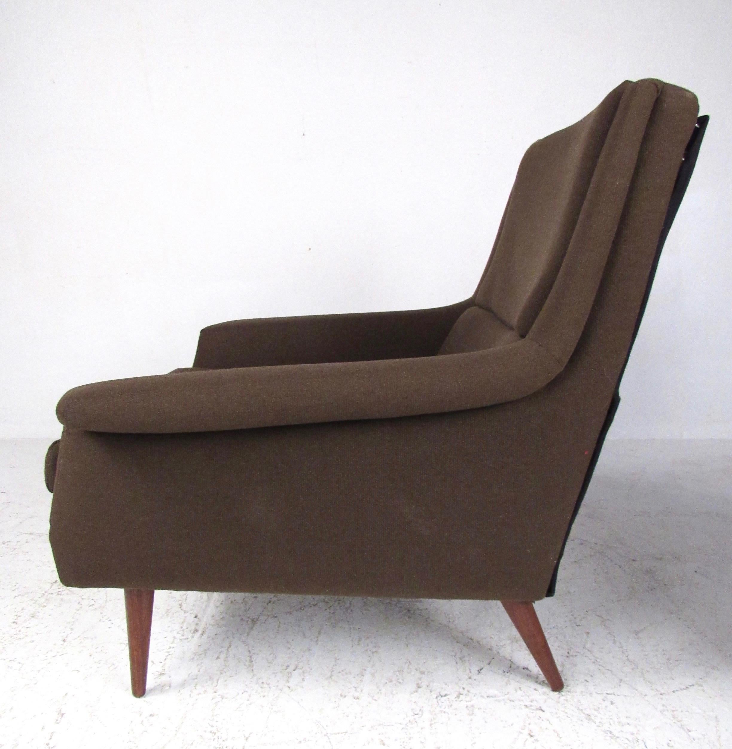 Pair of Milo Baughman Upholstered Lounge Chairs For Sale 2