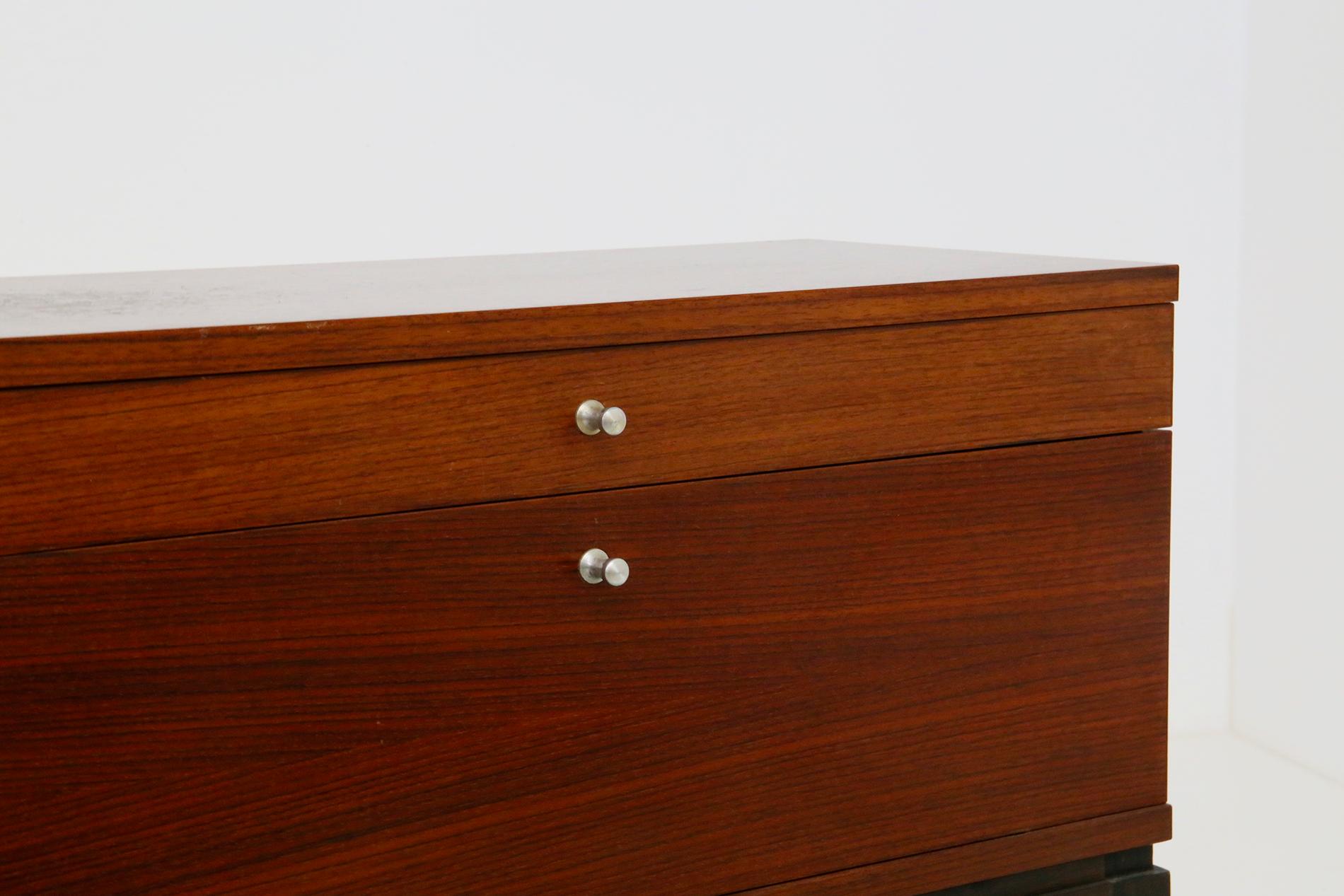 Beautiful pair of bedside tables made by the Italian manufacture MiM in 1960.
The bedside tables were made of rosewood and the feet have a triangular steel plate.
They have two steel knobs to open two drawers, the second drawer opens flaps to hold