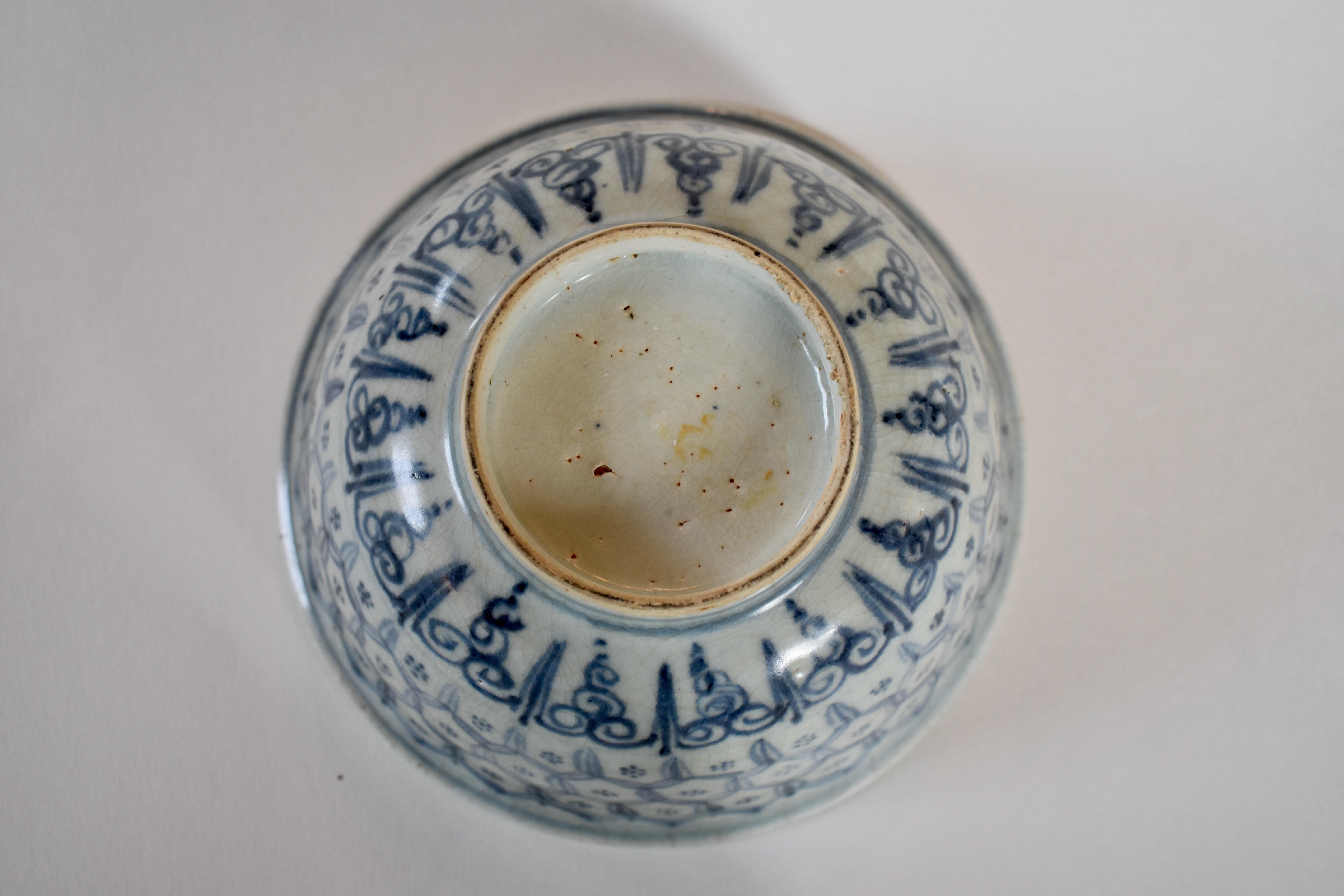 Pair of Ming Dynasty Bowls with Pattern of Interlocking Hexagons For Sale 2