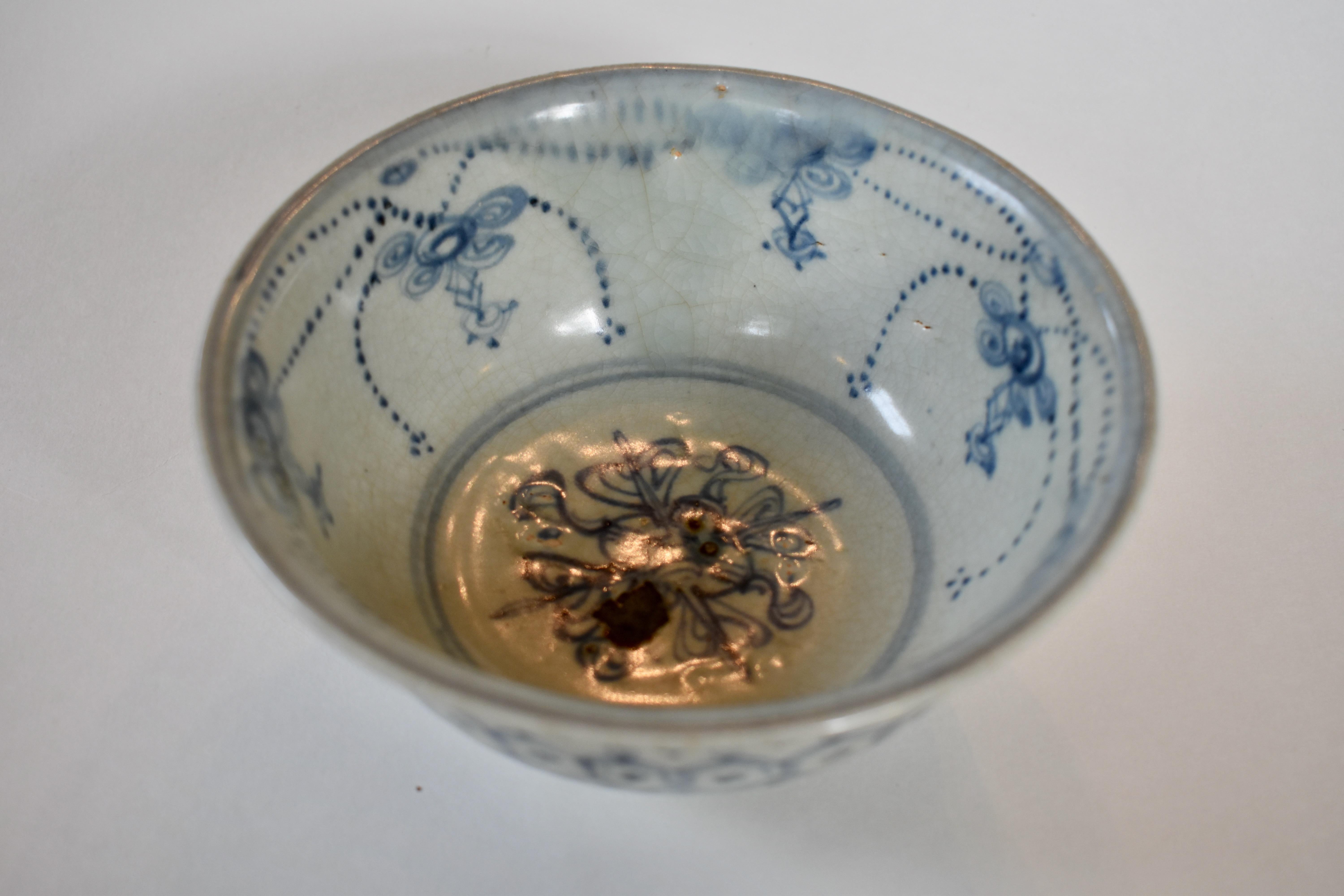 Pair of Ming Dynasty Bowls with Pattern of Interlocking Hexagons For Sale 3