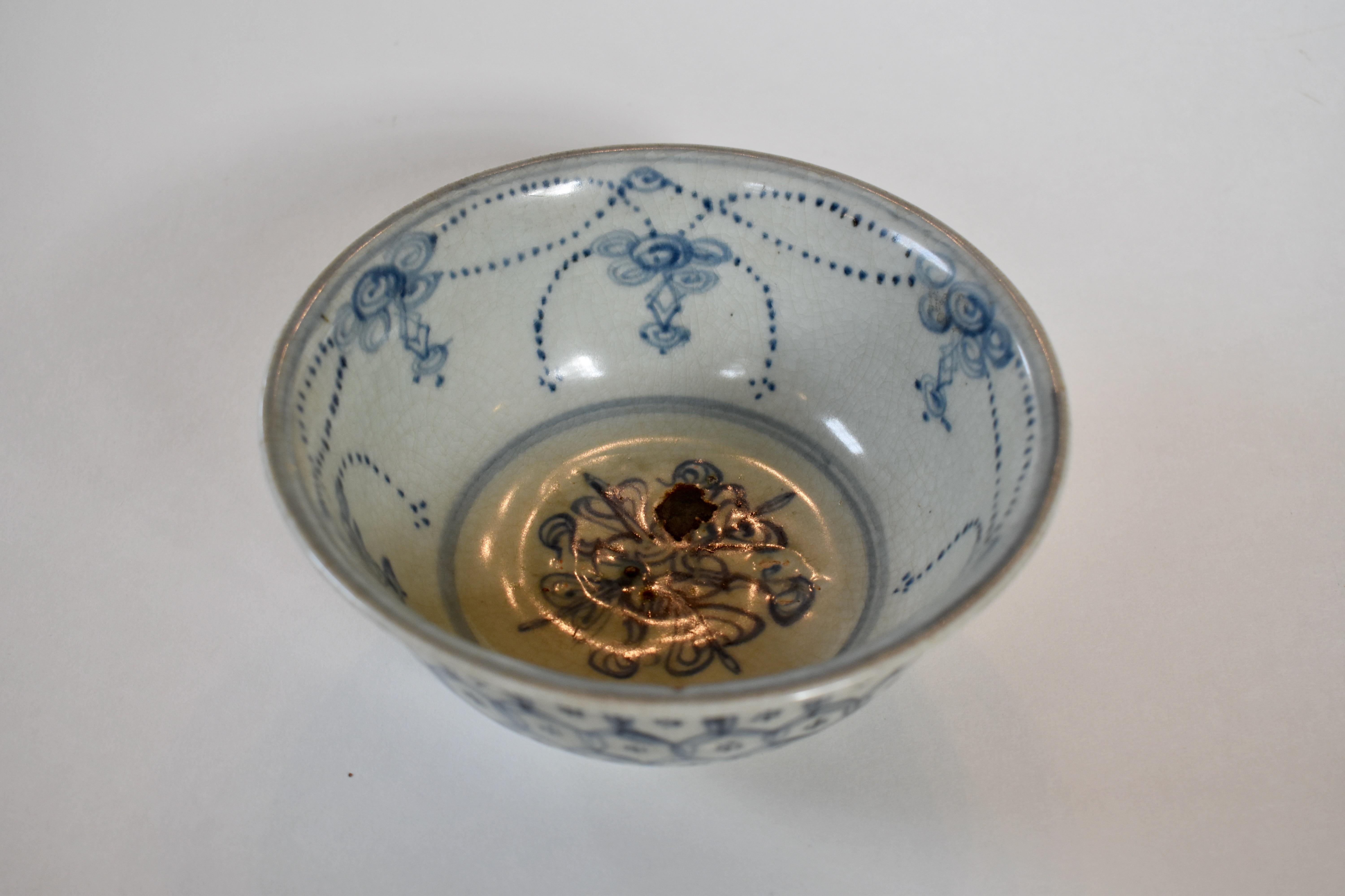 Pair of Ming Dynasty Bowls with Pattern of Interlocking Hexagons For Sale 4