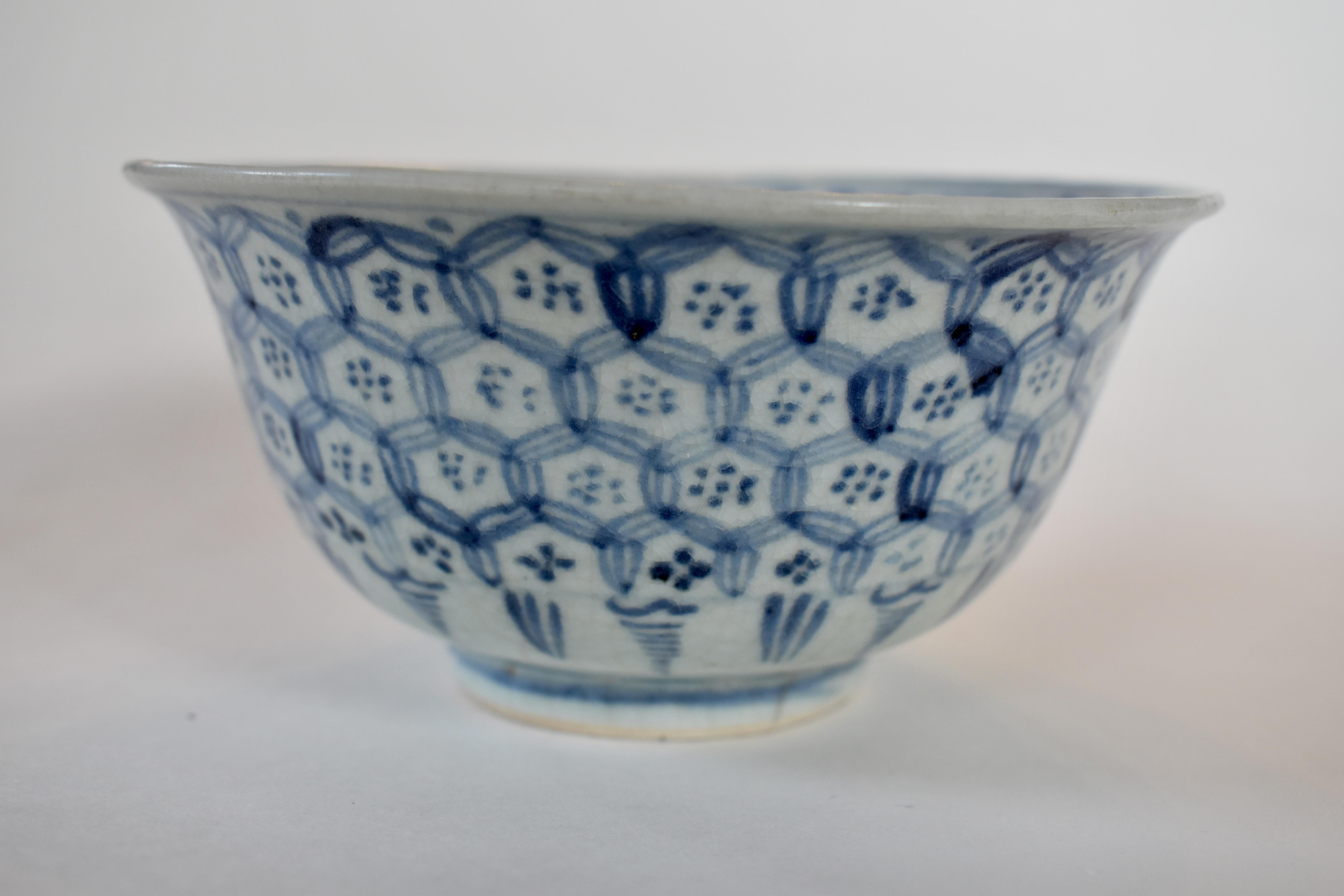 Pair of Ming Dynasty Bowls with Pattern of Interlocking Hexagons For Sale 6