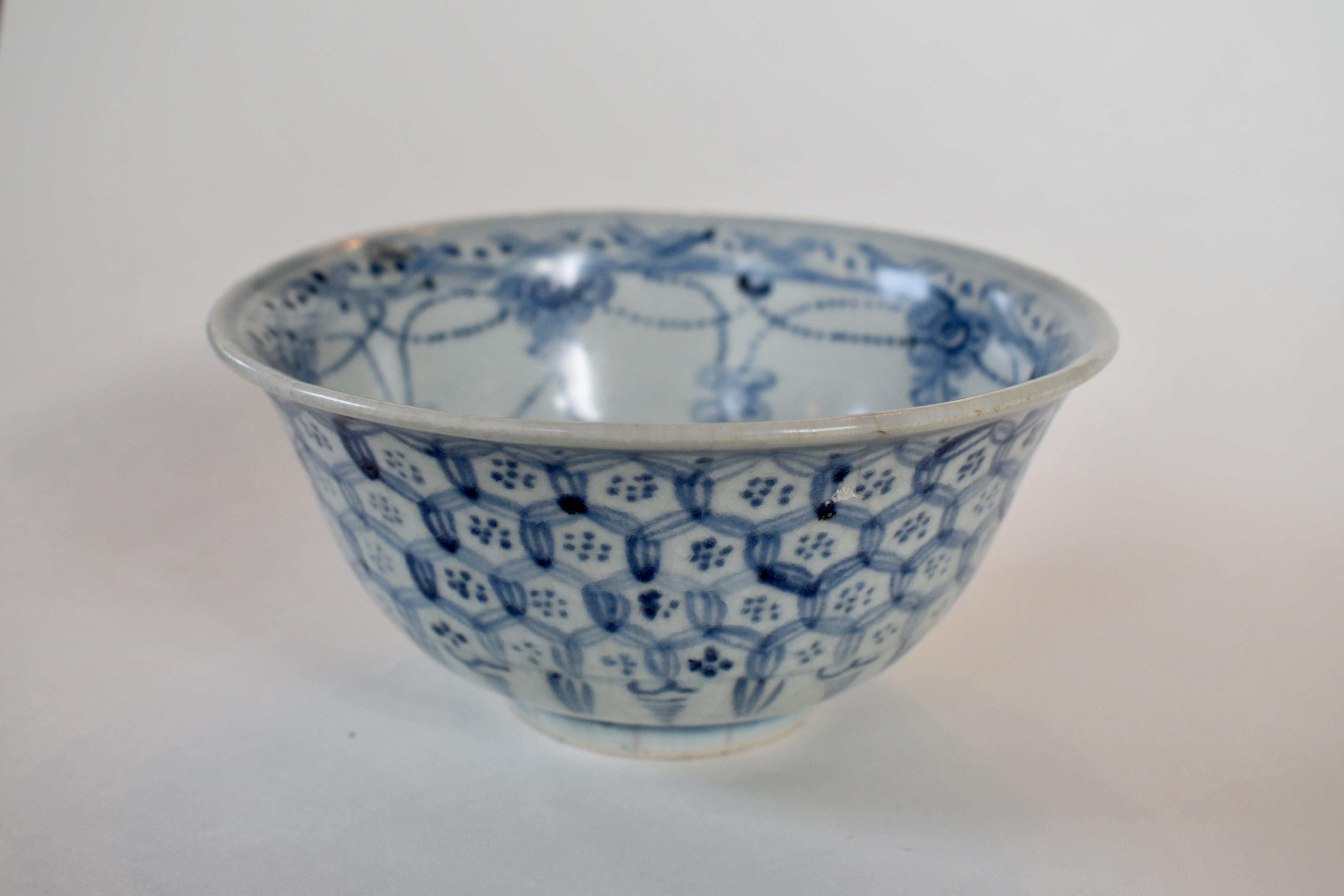 Pair of Ming Dynasty Bowls with Pattern of Interlocking Hexagons For Sale 7