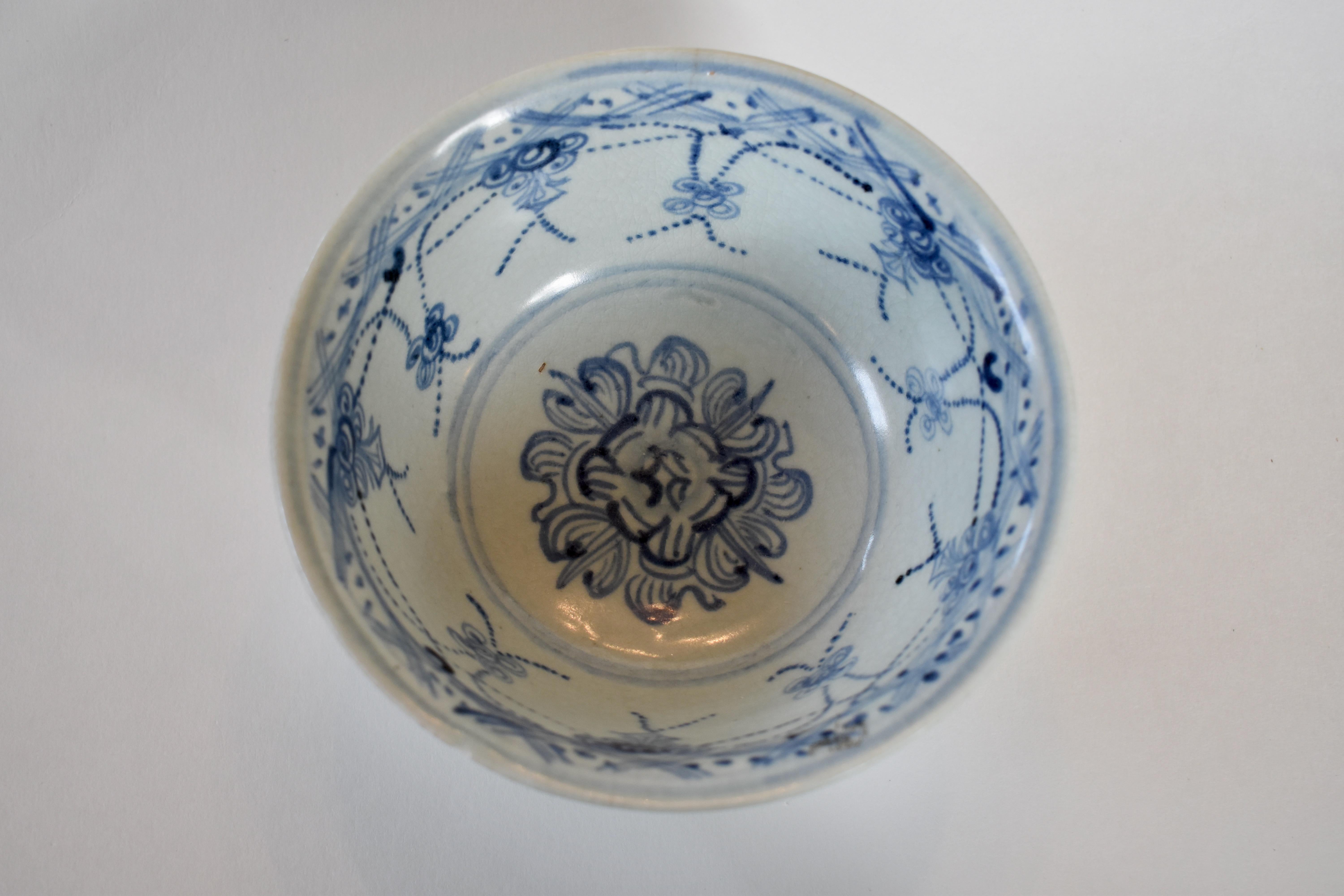 Paire de bols de la dynastie Ming à motif d'hexagones imbriqués, période Wanli (1572-1620).
Cette belle paire de bols au bord légèrement cannelé présente un motif extérieur d'hexagones et un motif intérieur de fleurs et de guirlandes sous une