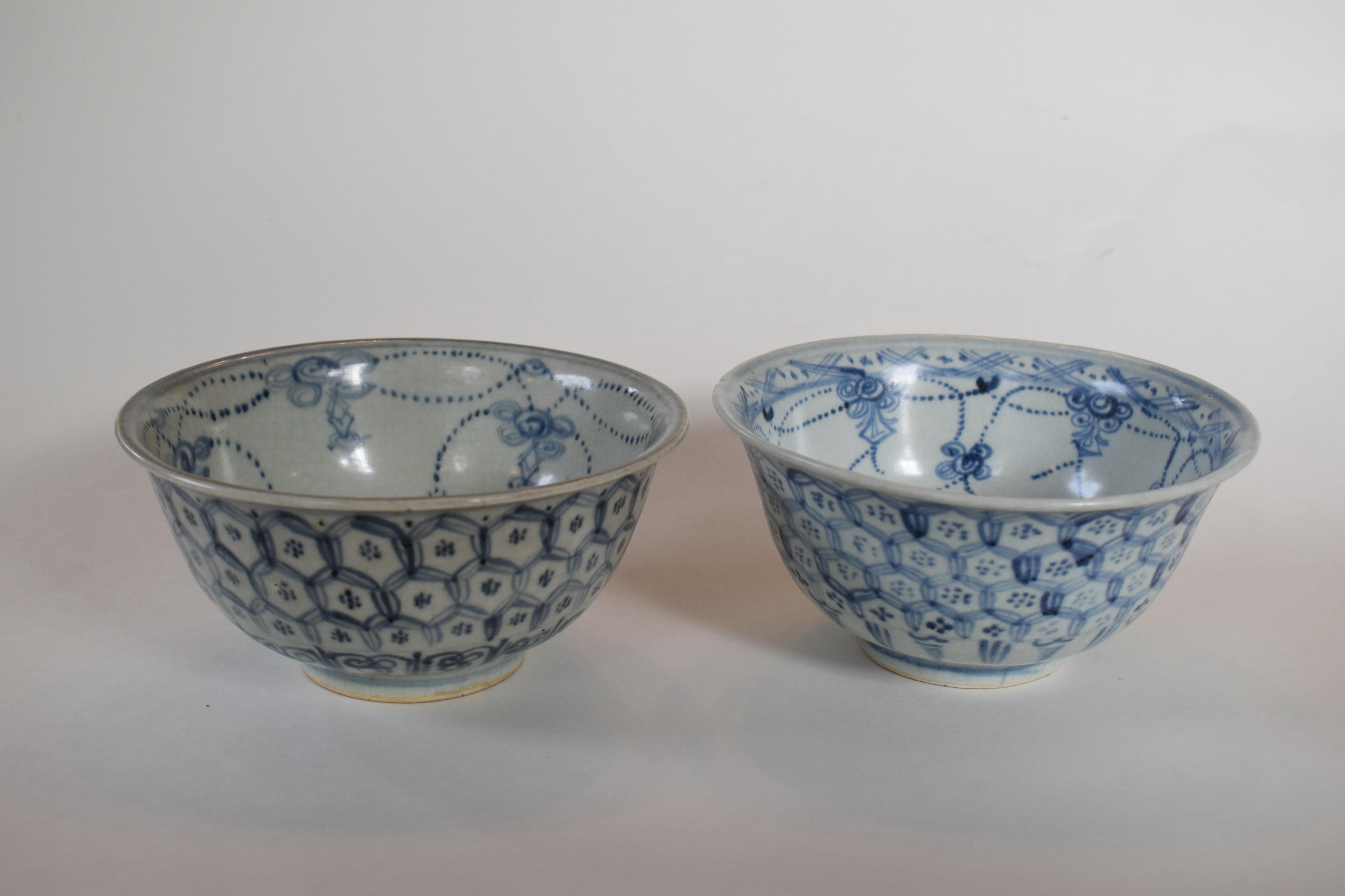 Chinese Pair of Ming Dynasty Bowls with Pattern of Interlocking Hexagons For Sale