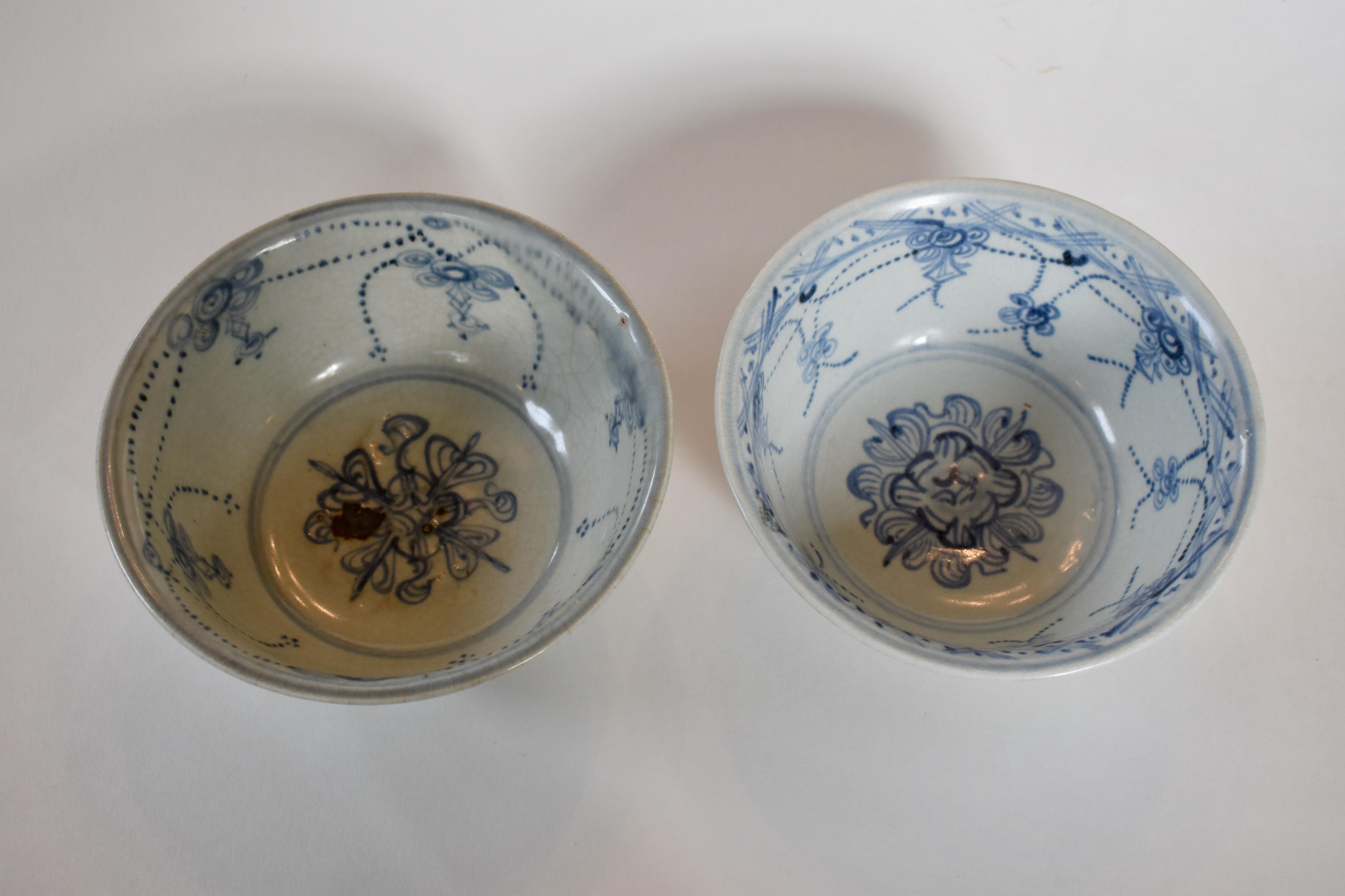 Hand-Painted Pair of Ming Dynasty Bowls with Pattern of Interlocking Hexagons For Sale