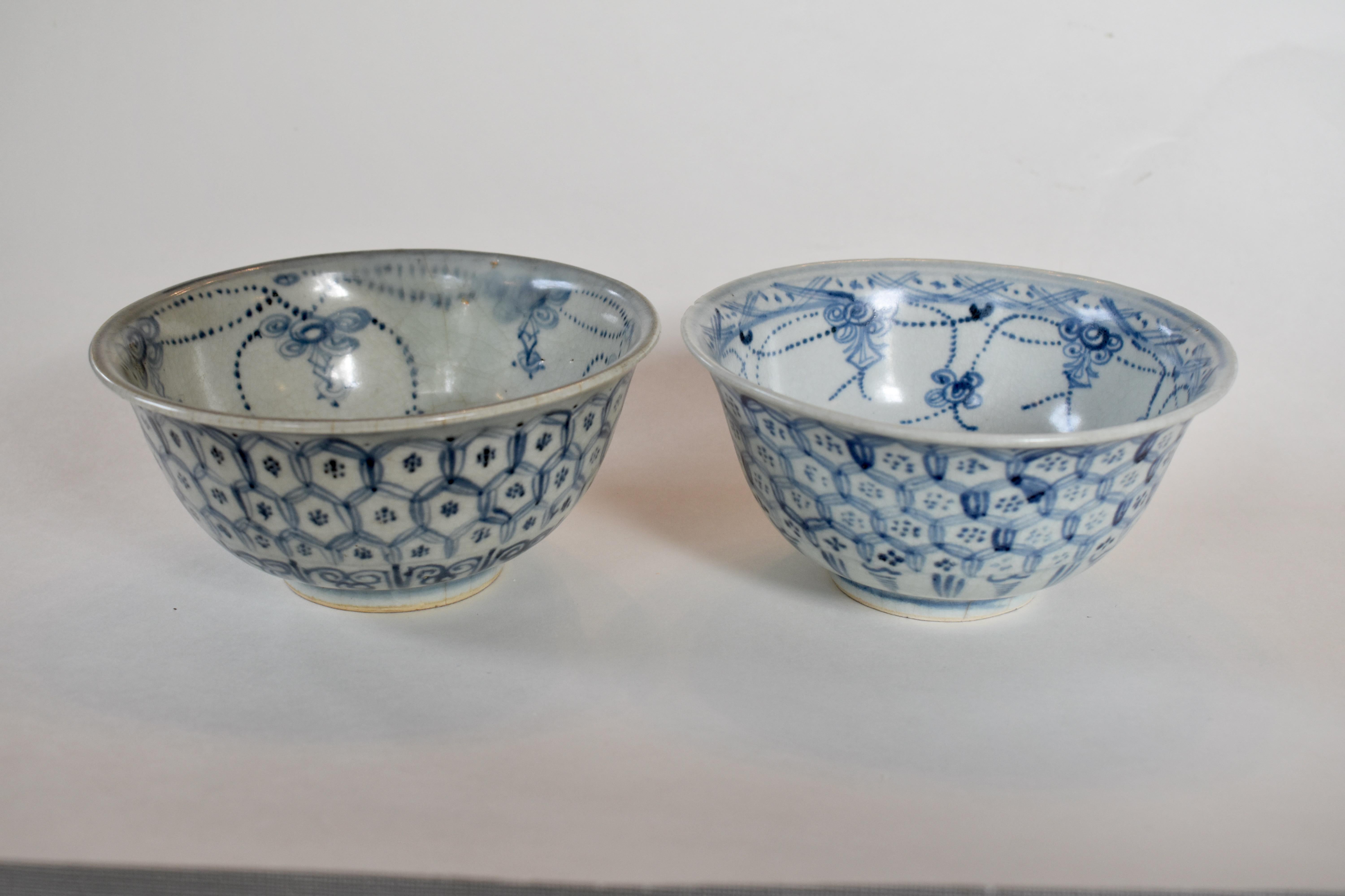 18th Century and Earlier Pair of Ming Dynasty Bowls with Pattern of Interlocking Hexagons For Sale