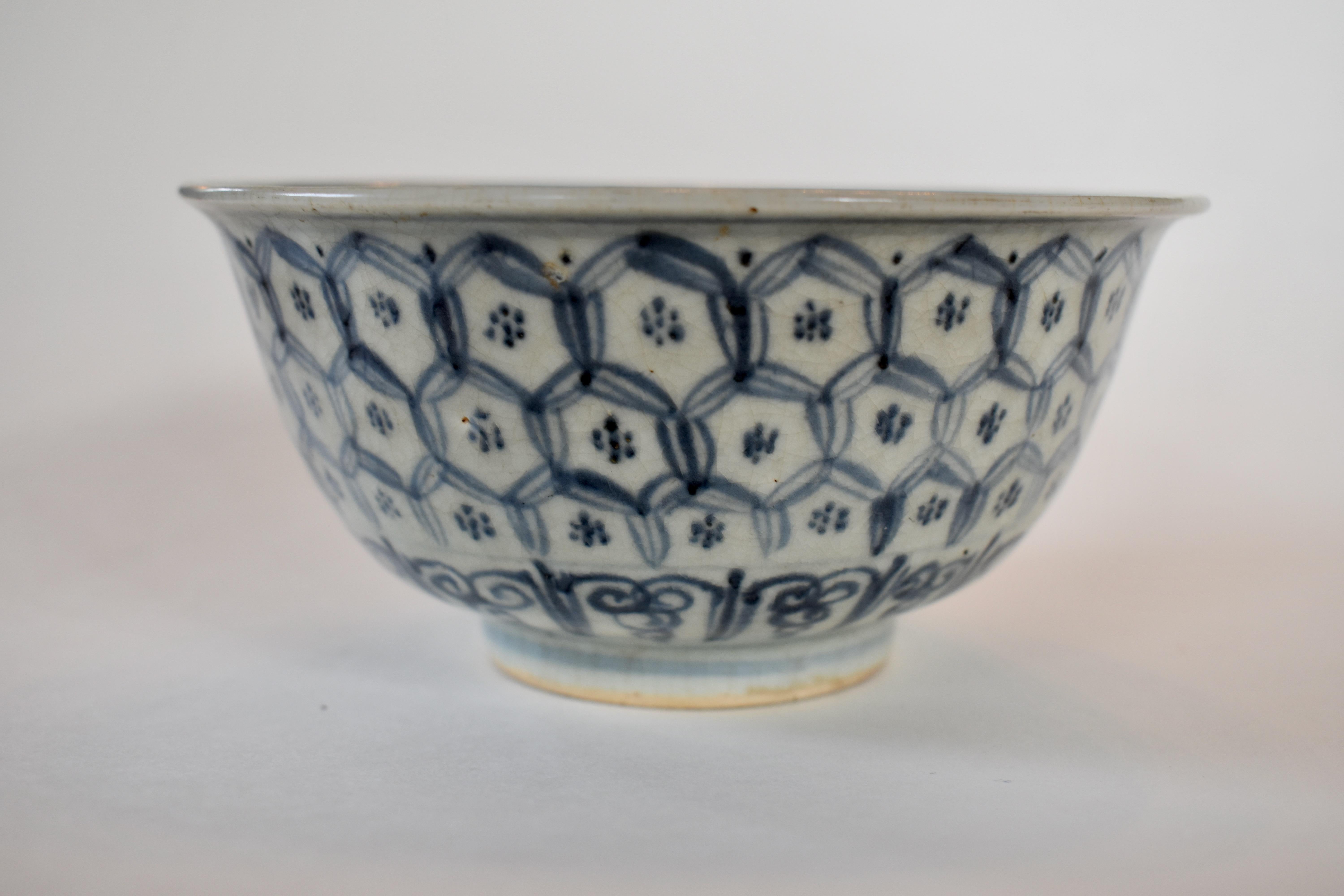 Porcelain Pair of Ming Dynasty Bowls with Pattern of Interlocking Hexagons For Sale