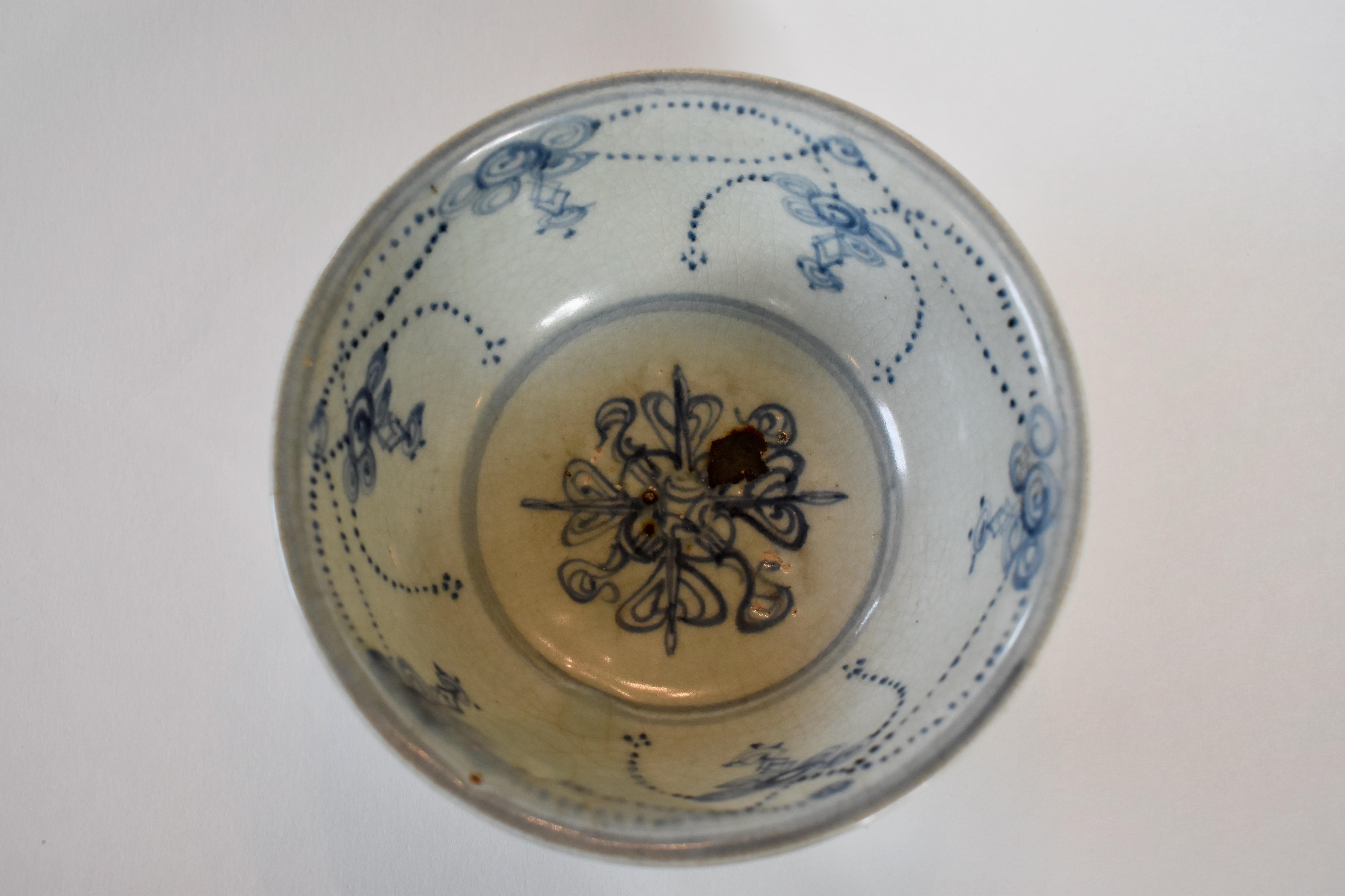 Pair of Ming Dynasty Bowls with Pattern of Interlocking Hexagons For Sale 1