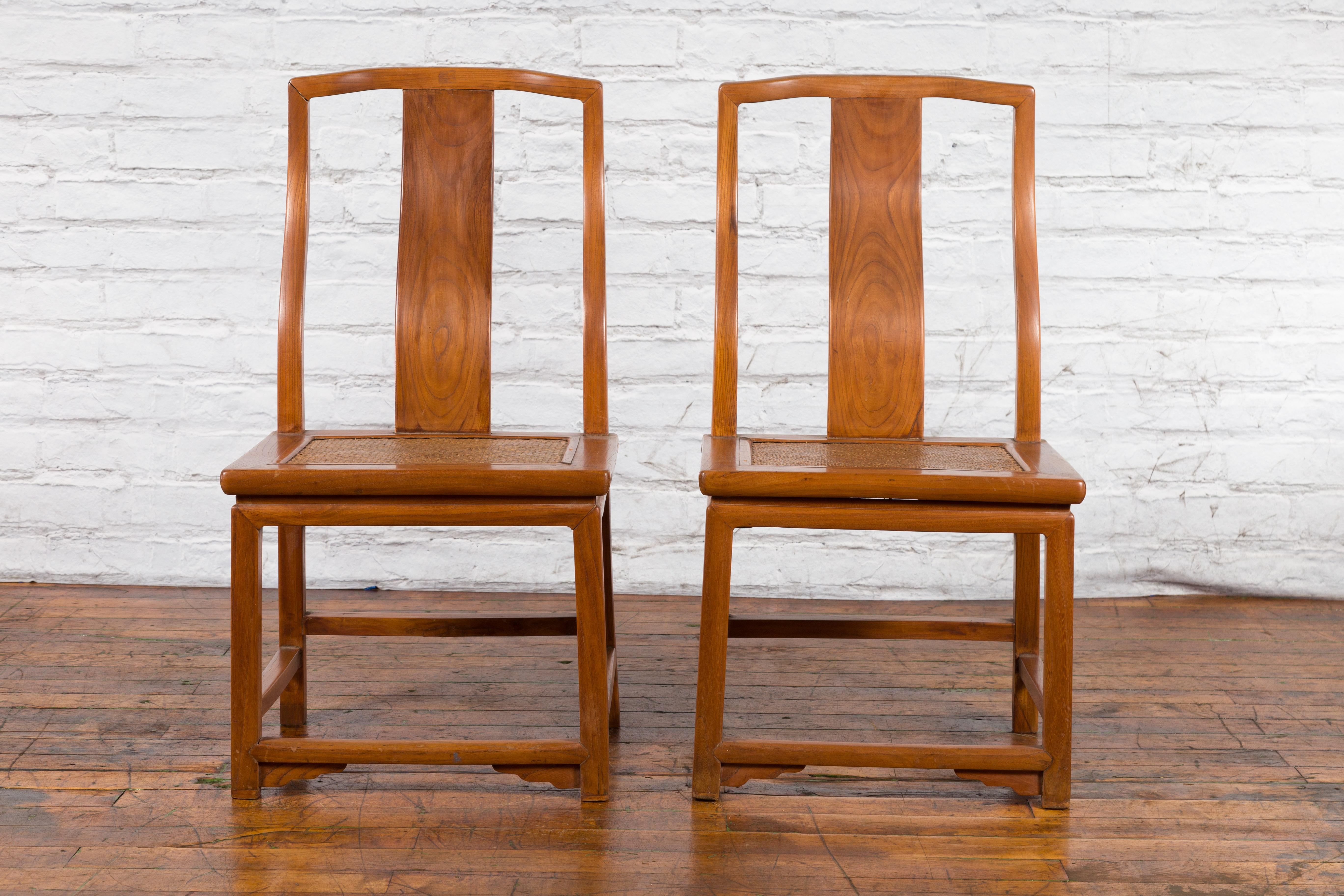 Paire de chaises d'appoint à dossier en forme d'empiècement et assise en rotin tressé de style Ming Ming en vente 5