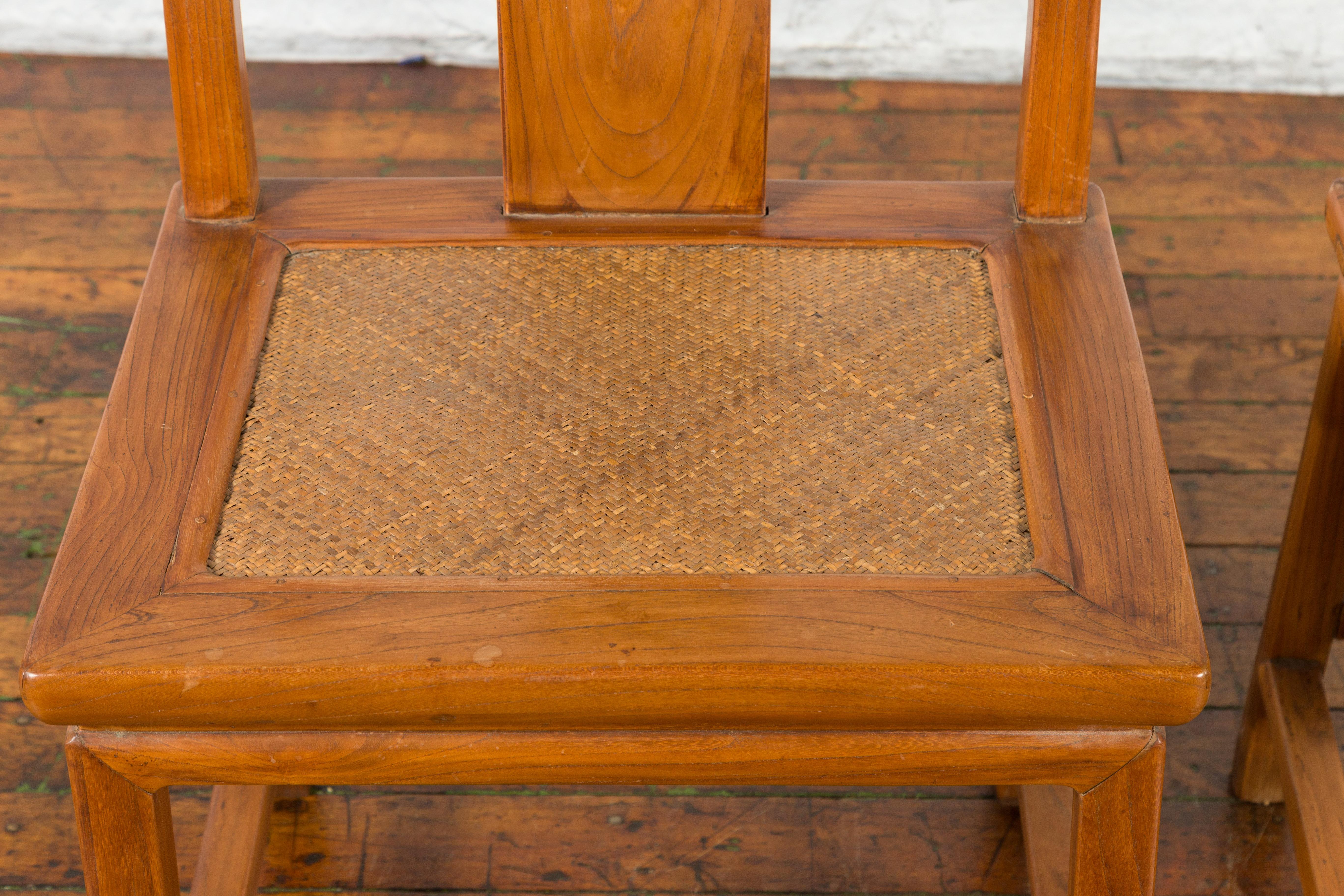 Paire de chaises d'appoint à dossier en forme d'empiècement et assise en rotin tressé de style Ming Ming en vente 9