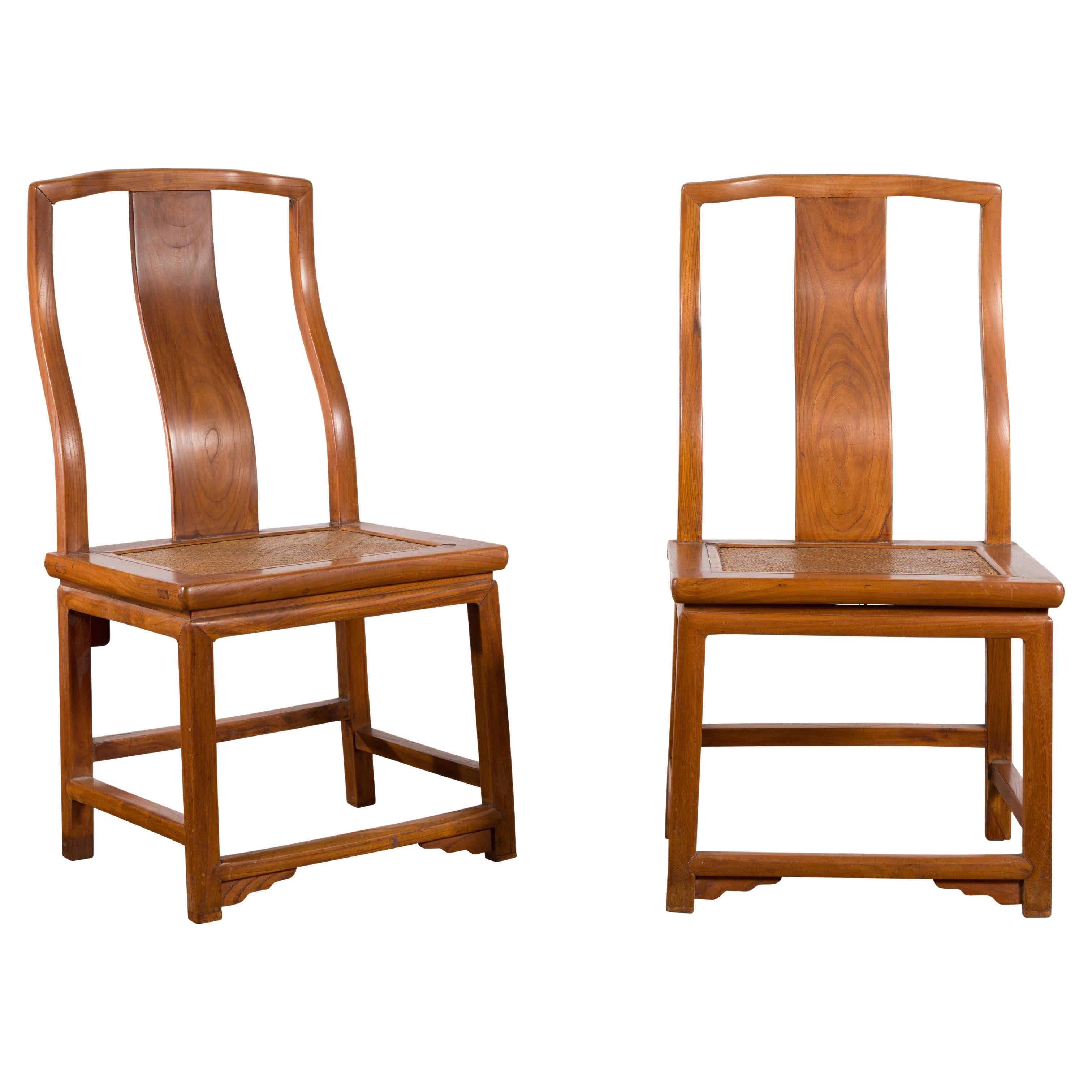 Coppia di sedie con schienale a carré in stile dinastia Ming con sedute in rattan intrecciato