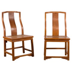 Paire de chaises d'appoint à dossier en forme d'empiècement et assise en rotin tressé de style Ming Ming
