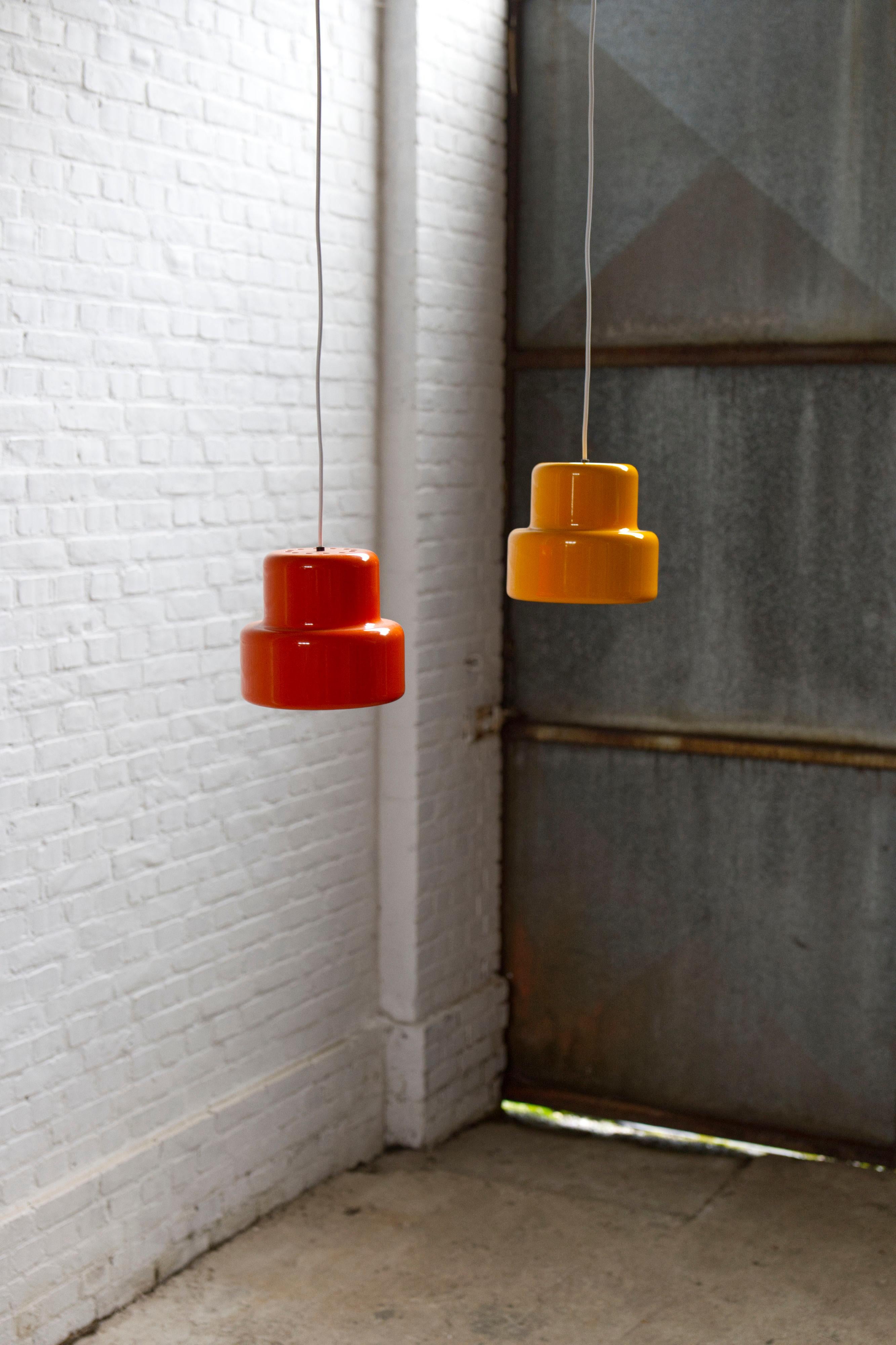 Pair of Mini-Poker Pendant Lamps by Jo Hammerborg for Fog & Mørup – Denmark, 1960s

Designed by Jo Hammerborg for Fog & Mørup in the 1960s, this vibrant pair of Mini-Poker pendant lamps showcases the bold color palette and sleek modernist form that