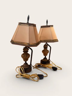 Paire de lampes miniatures en bronze français du 19e siècle avec flamme et fragment d'urne