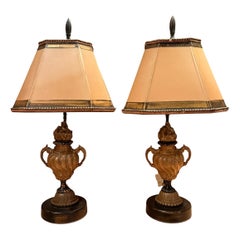 Paire de lampes miniatures en bronze français du 19e siècle avec flamme et fragment d'urne