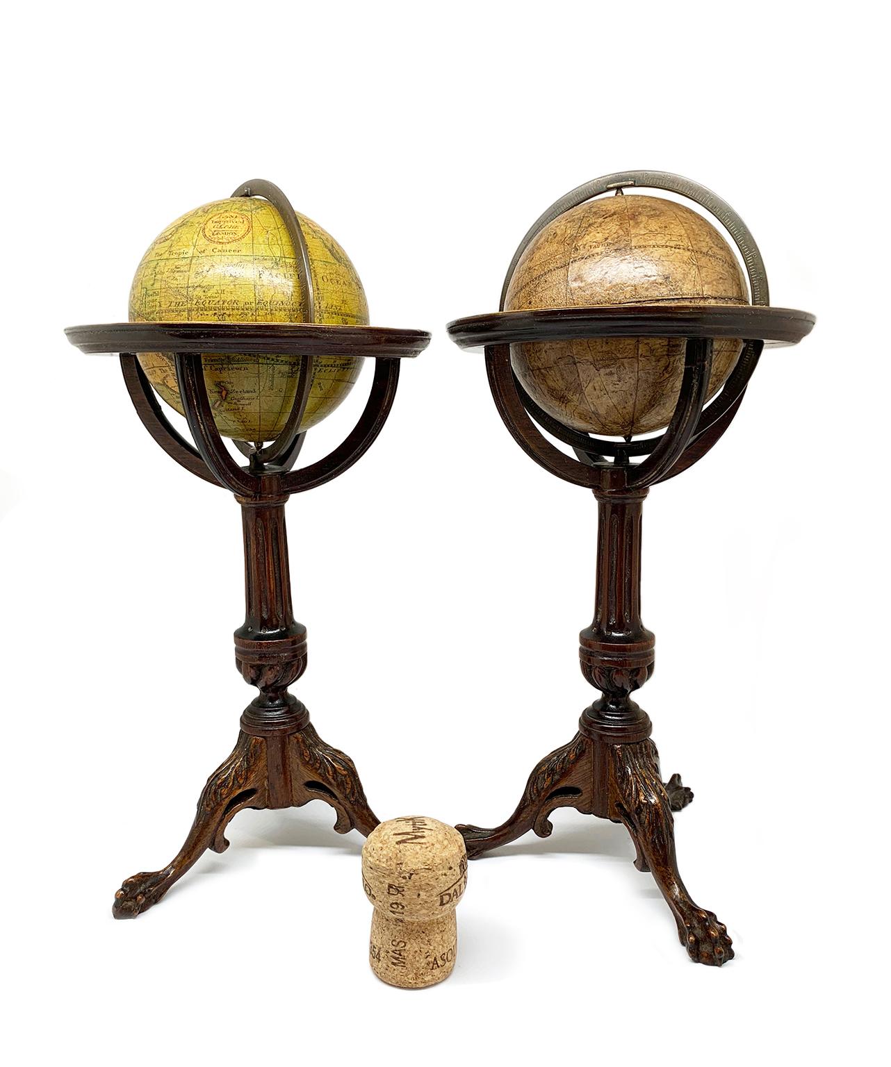 Paire de globes miniatures
Lane's, Londres, post 1833, ante 1858
Papier mâché, bois et papier

Ils mesurent :
Hauteur 9,44 in (24 cm) ;
Diamètre de la sphère : 7 cm ;
Diamètre de la base en bois : 10,6 cm.
Poids 0,73 lb (335 g)

État de