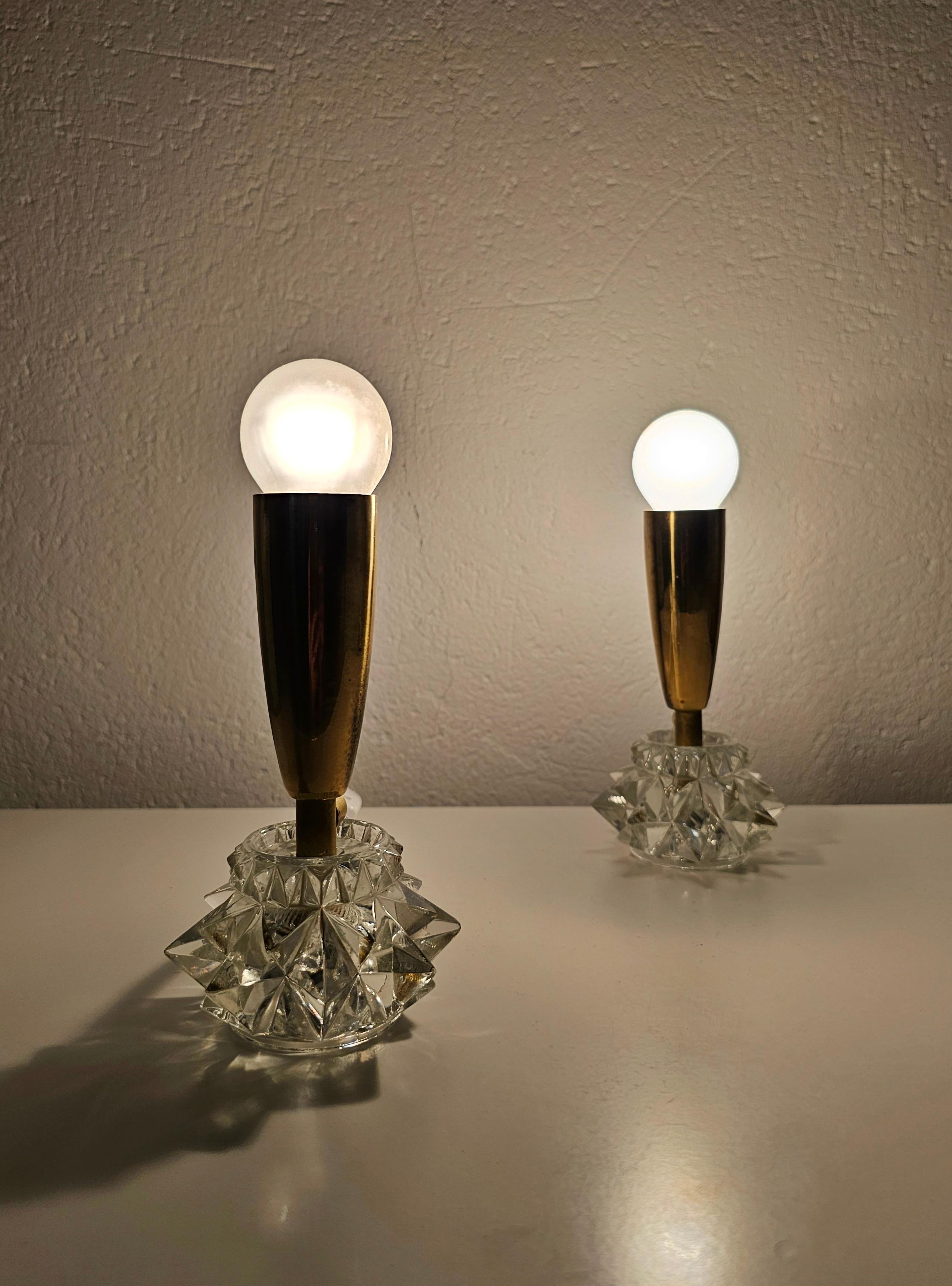 Vous trouverez dans cette annonce une paire de lampes de table miniatures Mid Century Modern en laiton, avec les bases en verre. Chaque lampe a une lumière, nécessitant une ampoule E14 avec une vis européenne. Fabriqué en Autriche dans les années