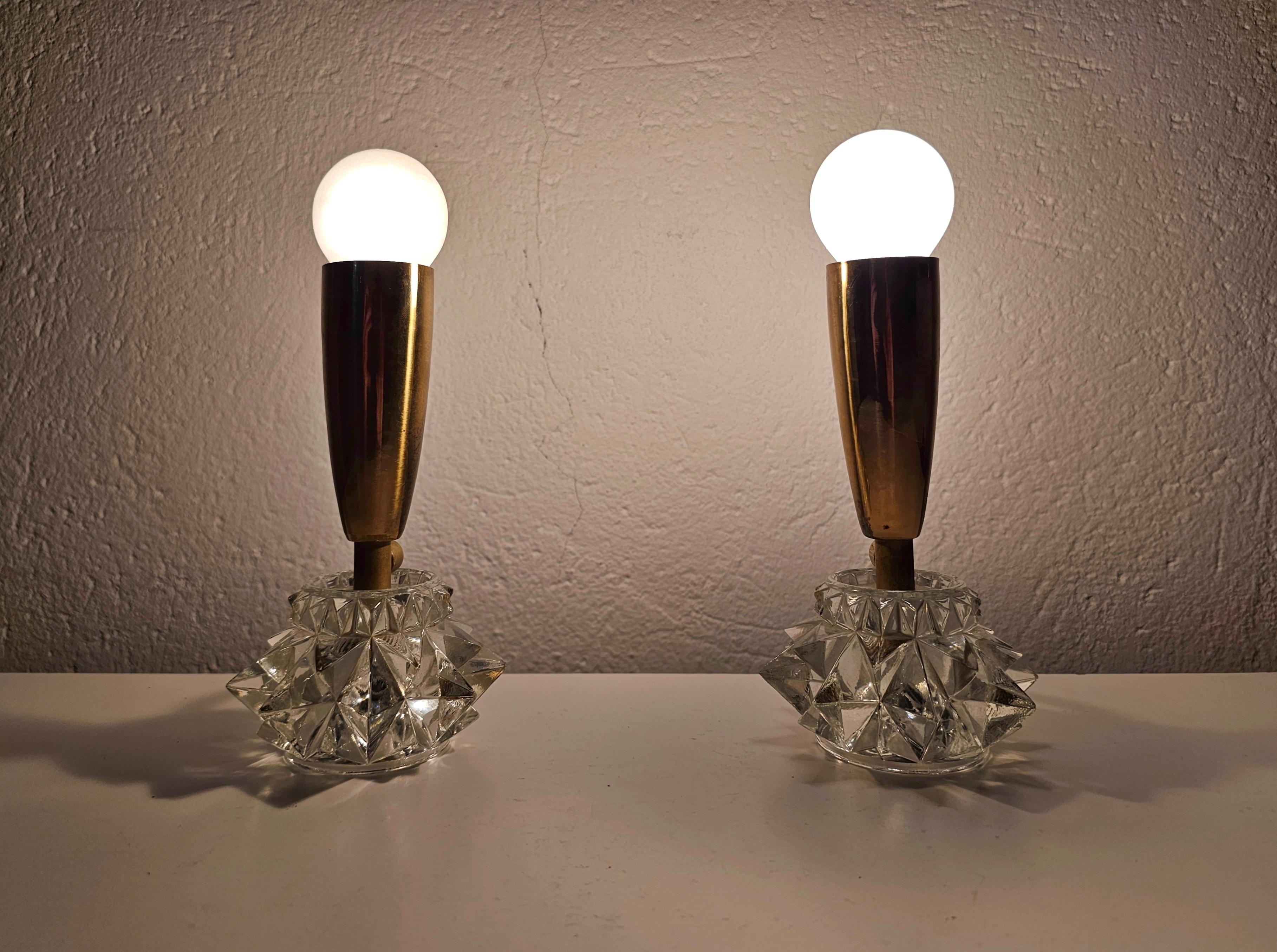 Milieu du XXe siècle Paire de lampes de table miniatures en laiton du milieu du siècle avec base en verre, Autriche, années 1960 en vente