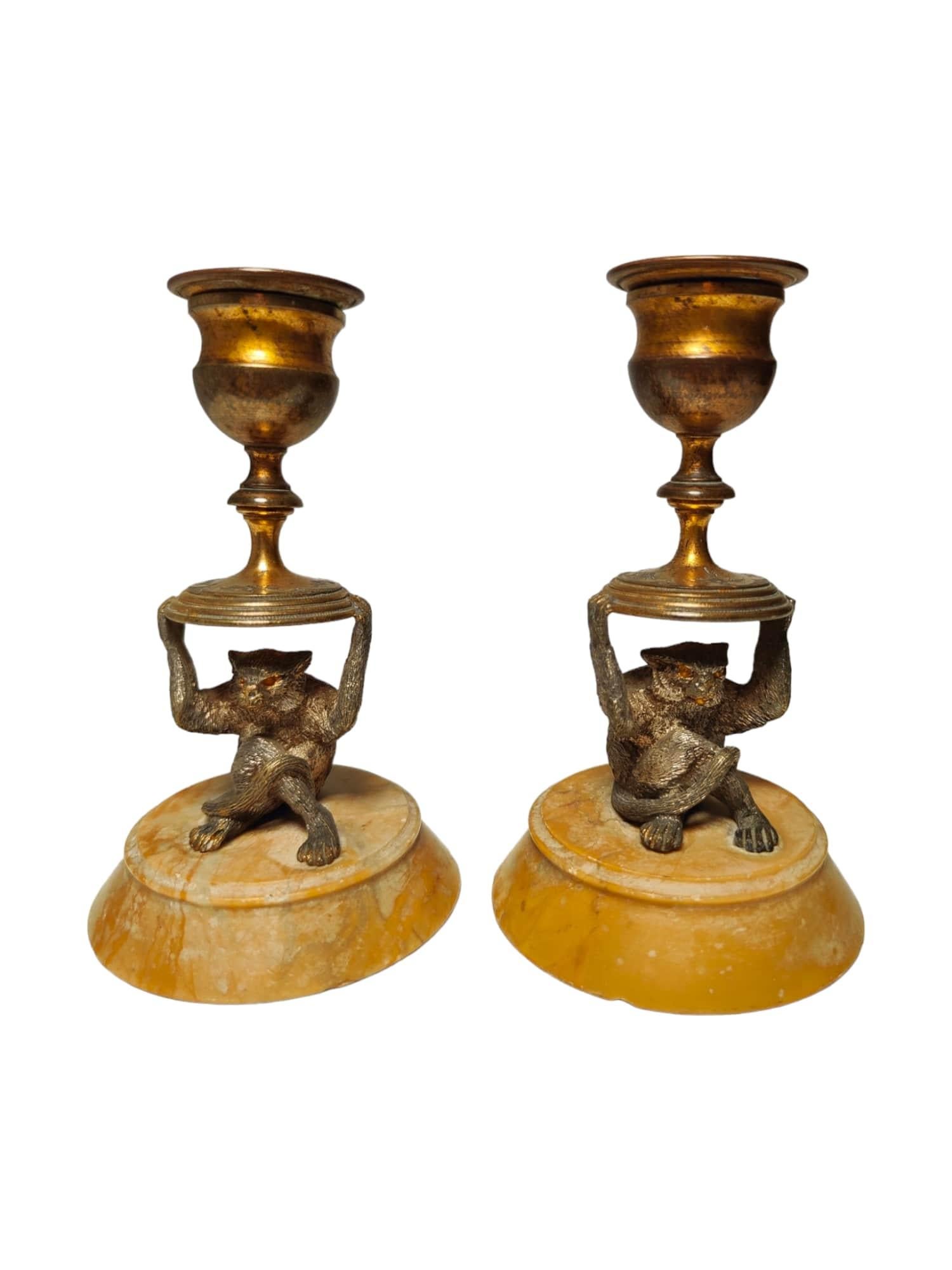 MATERIAL: Versilberte Bronze
Herkunft: Möglicherweise Österreich
Epoche: 19. Jahrhundert
Abmessungen: 12 x 7 x 7 cm pro Stück
Eigenschaften und Details:
Dieses charmante Paar Miniatur-Kerzenhalter in Form von Affen ist aus versilberter Bronze