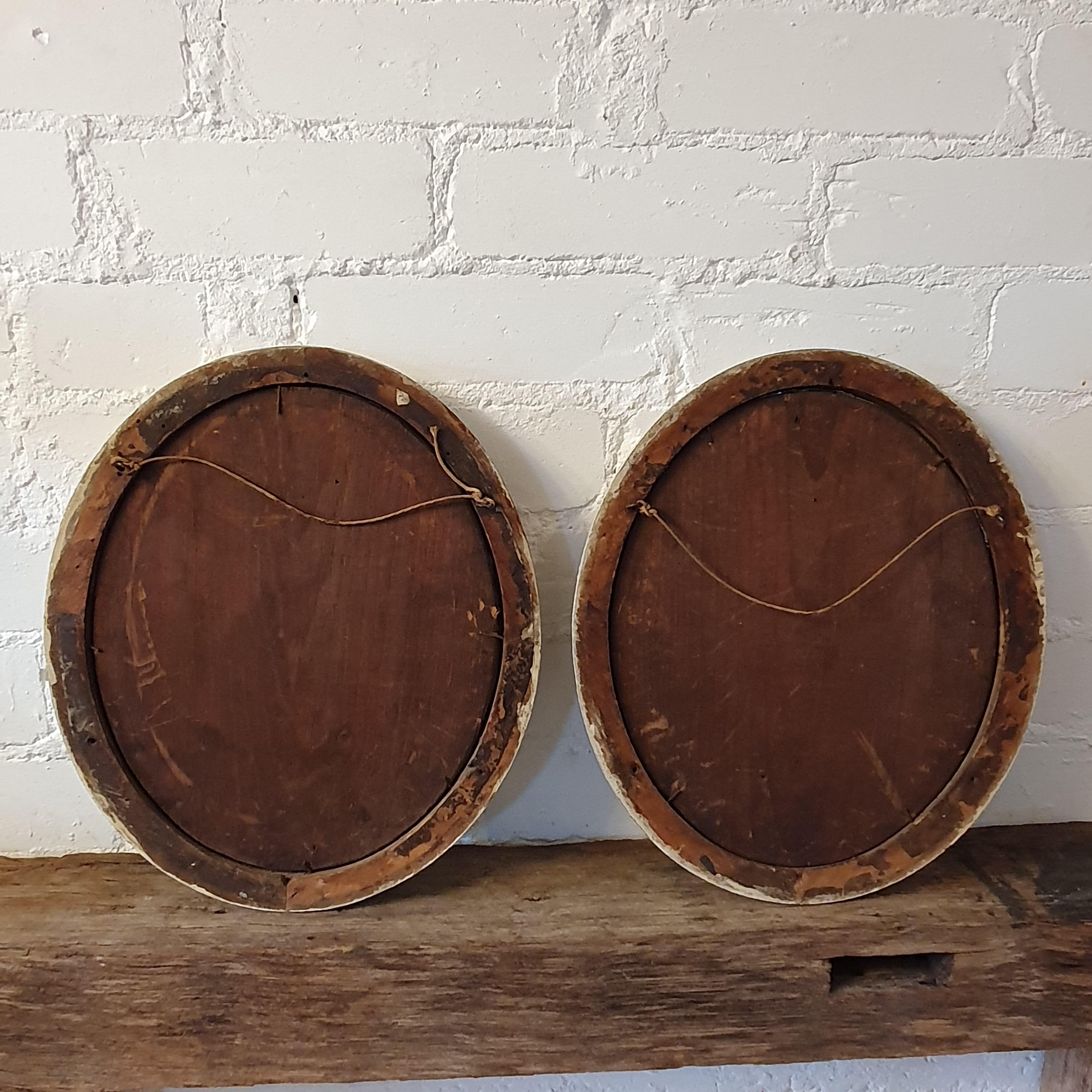 Ein Paar ovale Miniatur-Spiegel (Holz) im Angebot
