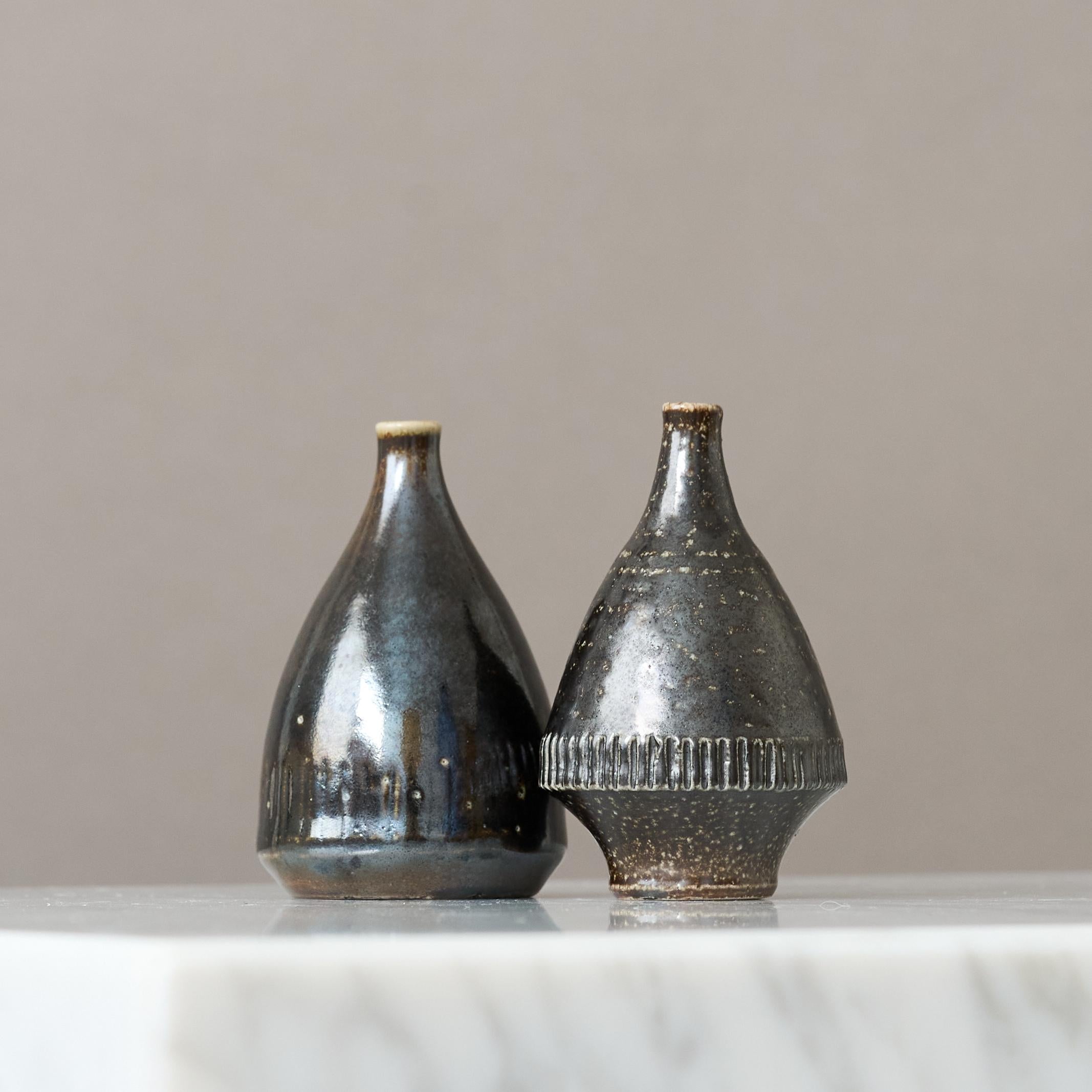Un ensemble de deux beaux vases en grès avec une glaçure étonnante. 
Fabriqué par Arthur Andersson pour Wallakra, Suède, années 1950

Excellent état. 

Arthur Andersson était l'un des principaux artistes céramistes suédois du XXe siècle. Après ses