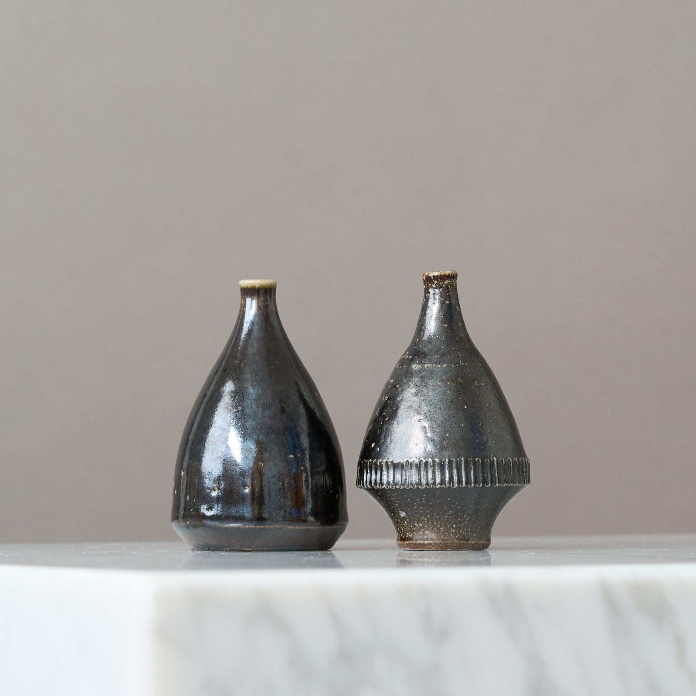 Scandinave moderne Paire de vases miniatures en grès d'Arthur Andersson, Wallakra, Suède, années 1950 en vente