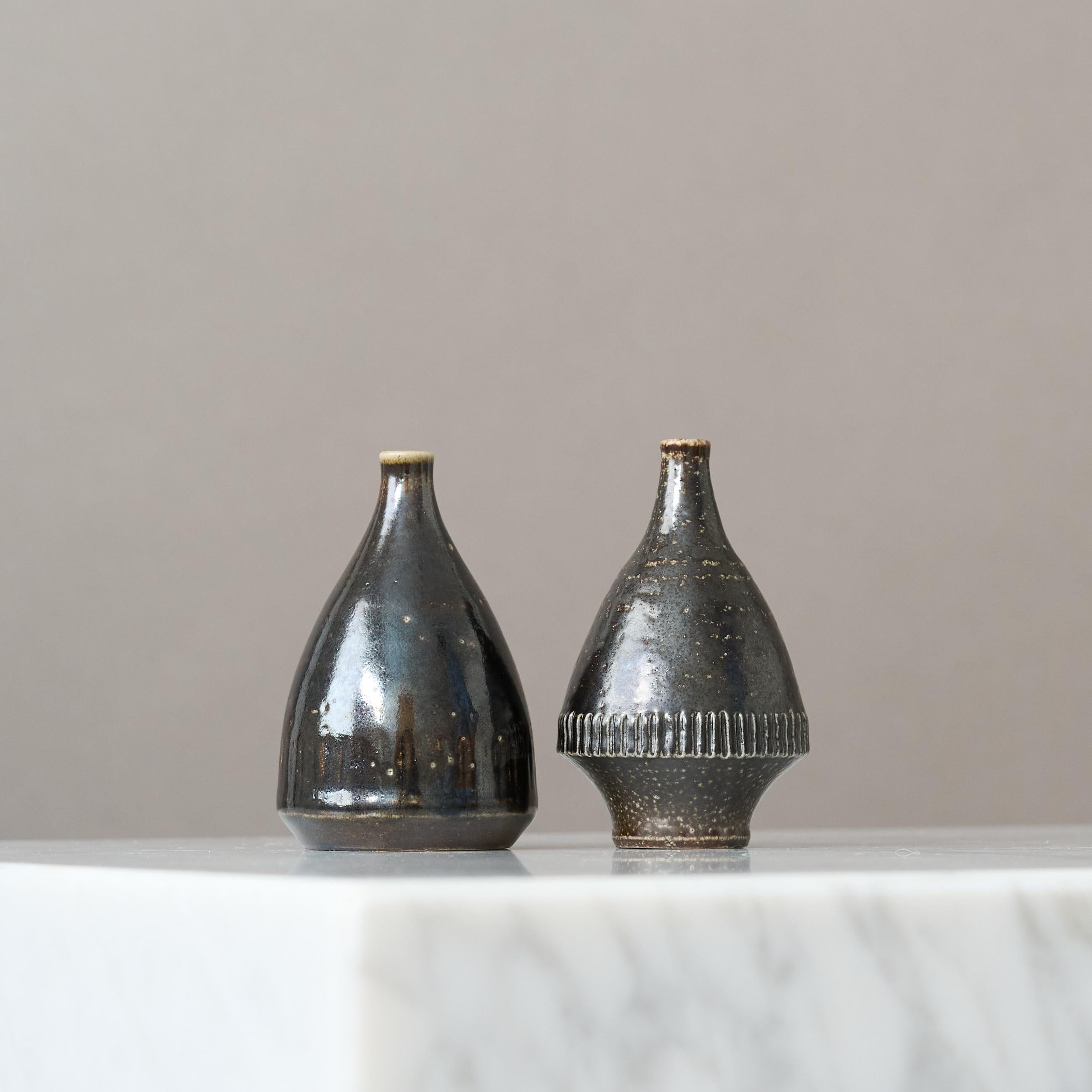 Suédois Paire de vases miniatures en grès d'Arthur Andersson, Wallakra, Suède, années 1950 en vente
