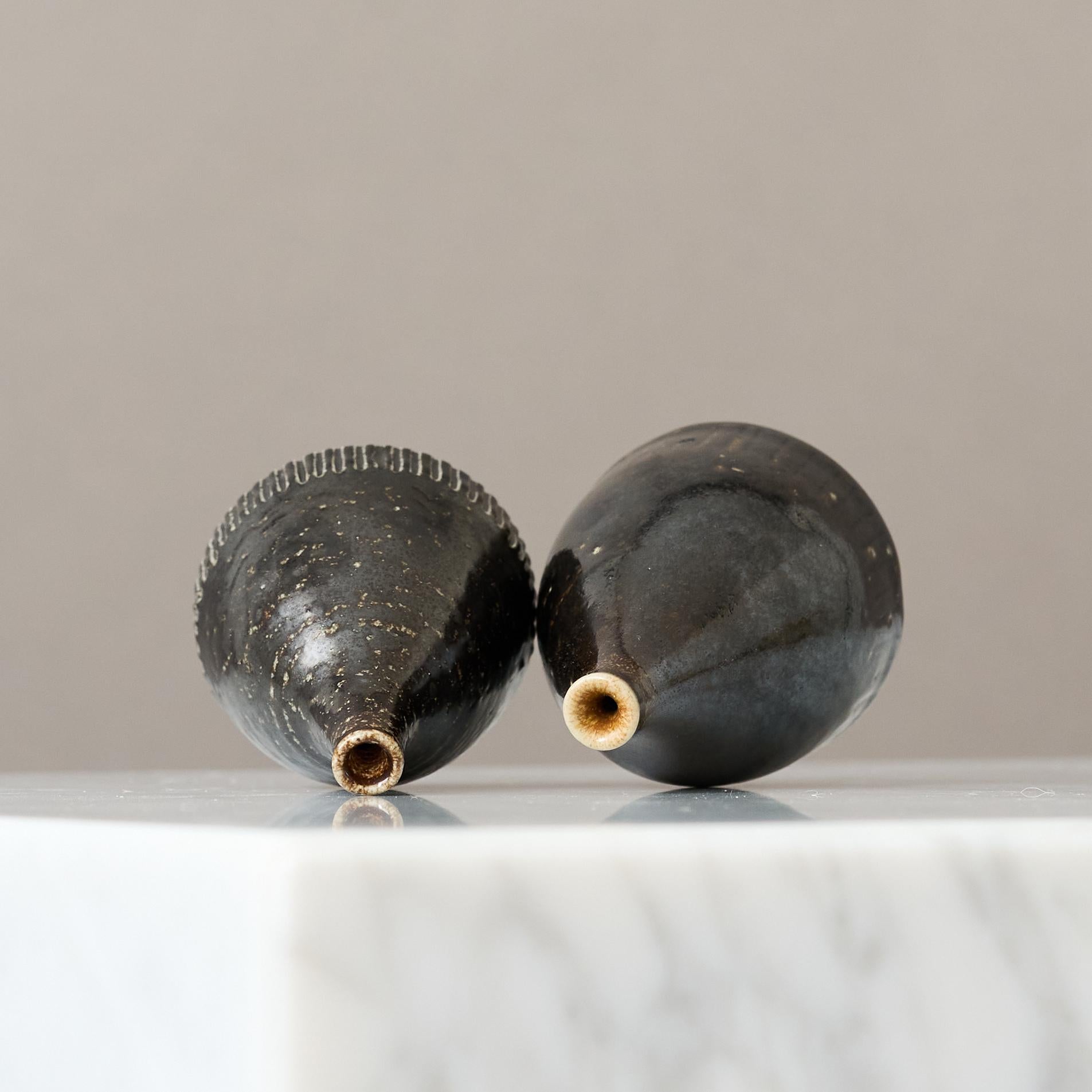 Vernissé Paire de vases miniatures en grès d'Arthur Andersson, Wallakra, Suède, années 1950 en vente