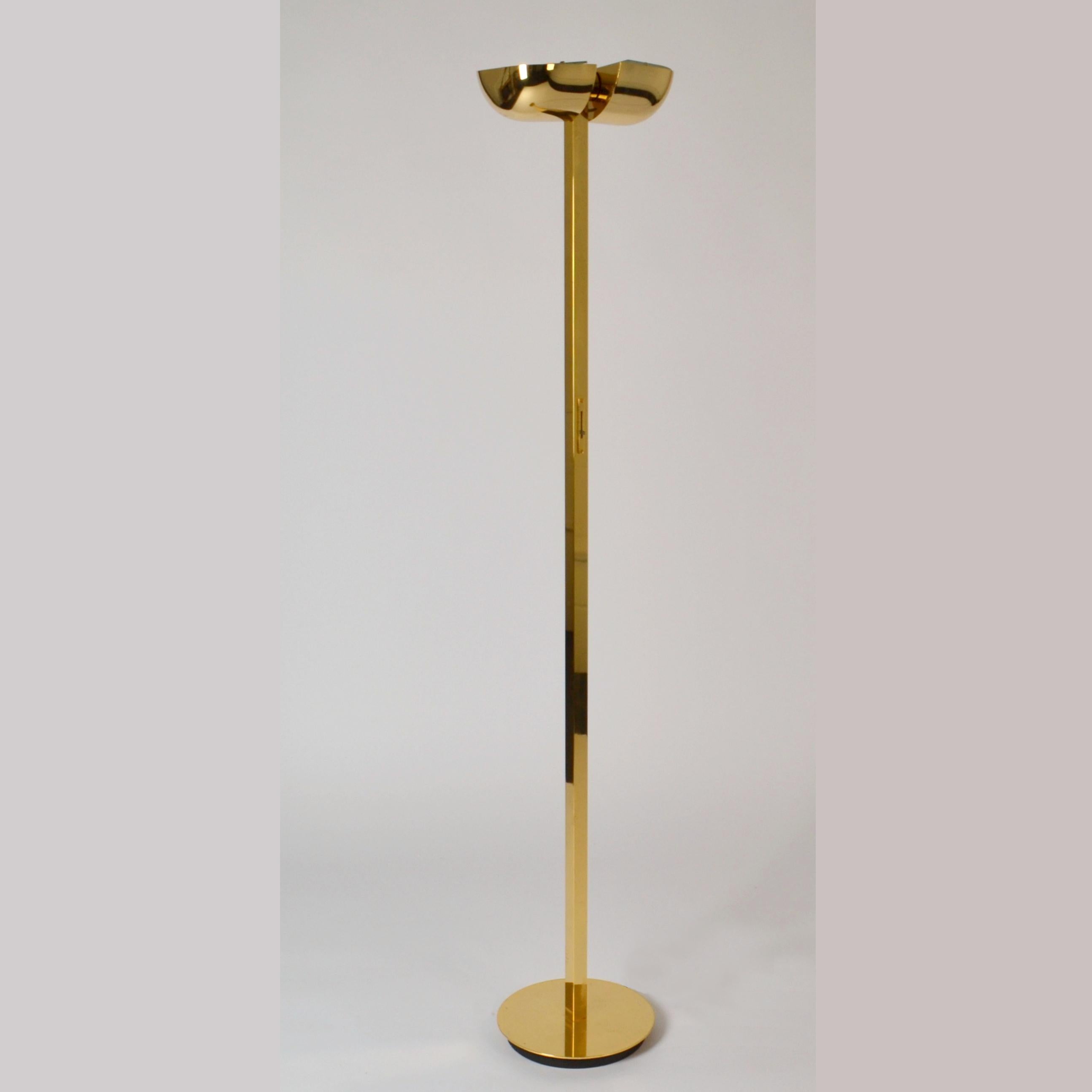 Lampes minimales articulées en laiton pour le sol des années 1980. Les abat-jours en forme de dôme pivotent jusqu'à 180 degrés. Fonctionnant comme un éclairage vers le haut et vers le bas, les abat-jour qui peuvent fonctionner indépendamment l'un de