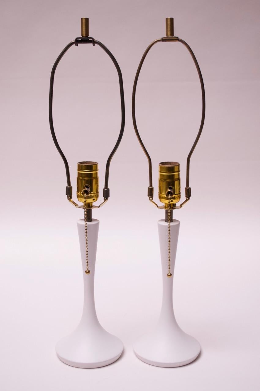 Minimalistische Nachttischlampen aus Holz aus der Mitte des Jahrhunderts mit Lampenschirmen, Paar (Moderne der Mitte des Jahrhunderts) im Angebot