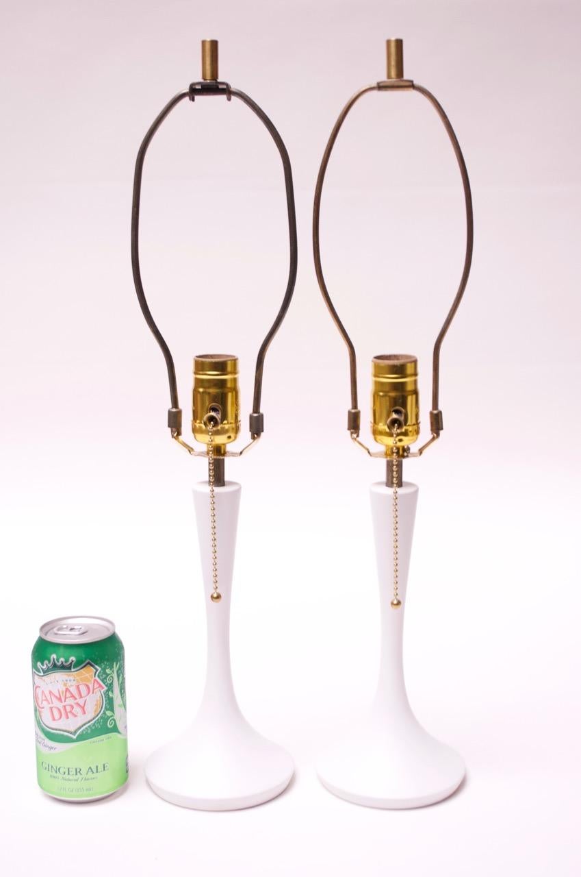 Minimalistische Nachttischlampen aus Holz aus der Mitte des Jahrhunderts mit Lampenschirmen, Paar (amerikanisch) im Angebot