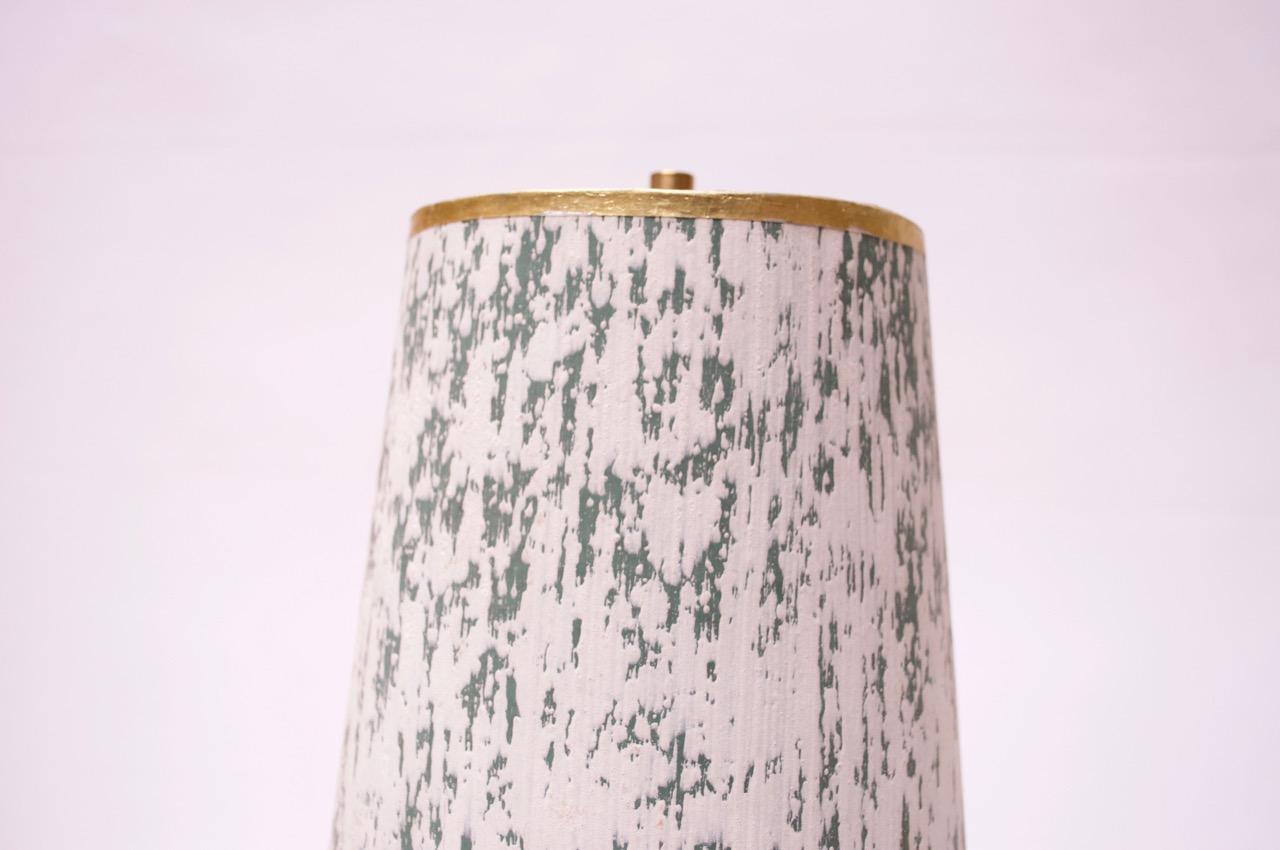 Milieu du XXe siècle Paire de lampes de chevet minimalistes en bois du milieu du siècle dernier avec abat-jour en vente